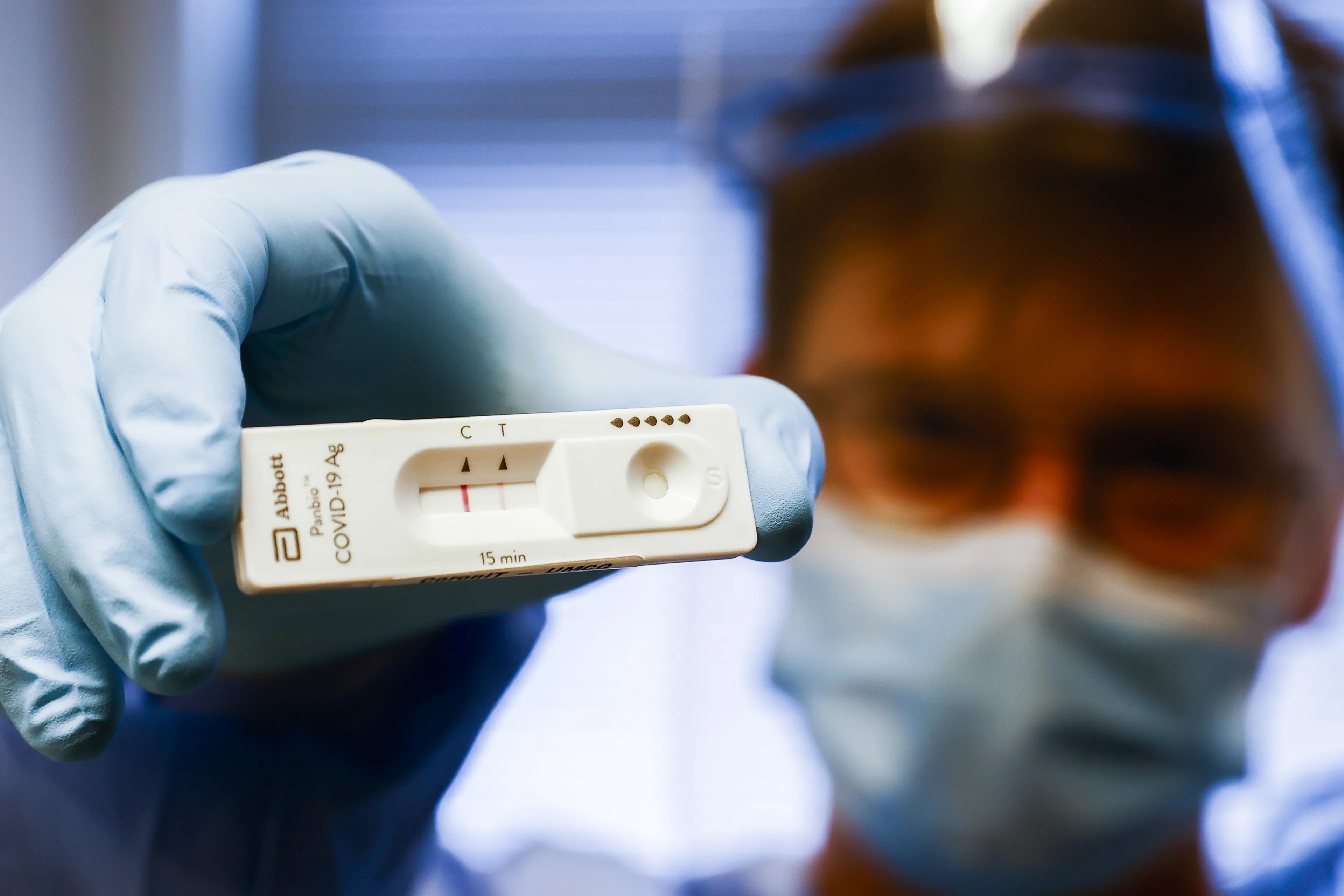 Met corona besmette man die doodleuk mee wilde vliegen aangehouden op Schiphol