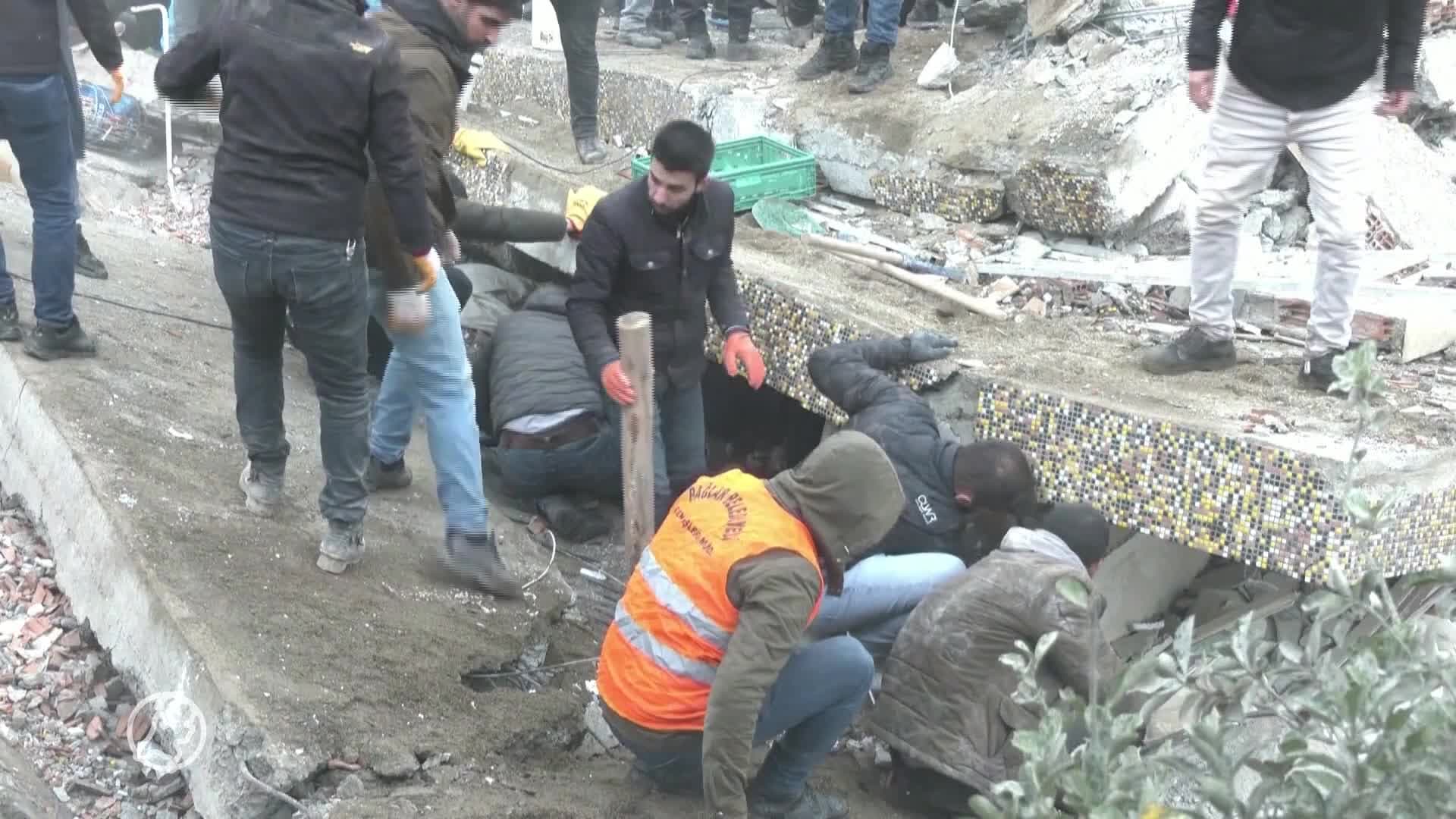 Turkse Nederlanders aan de buis gekluisterd om nieuws over aardbeving