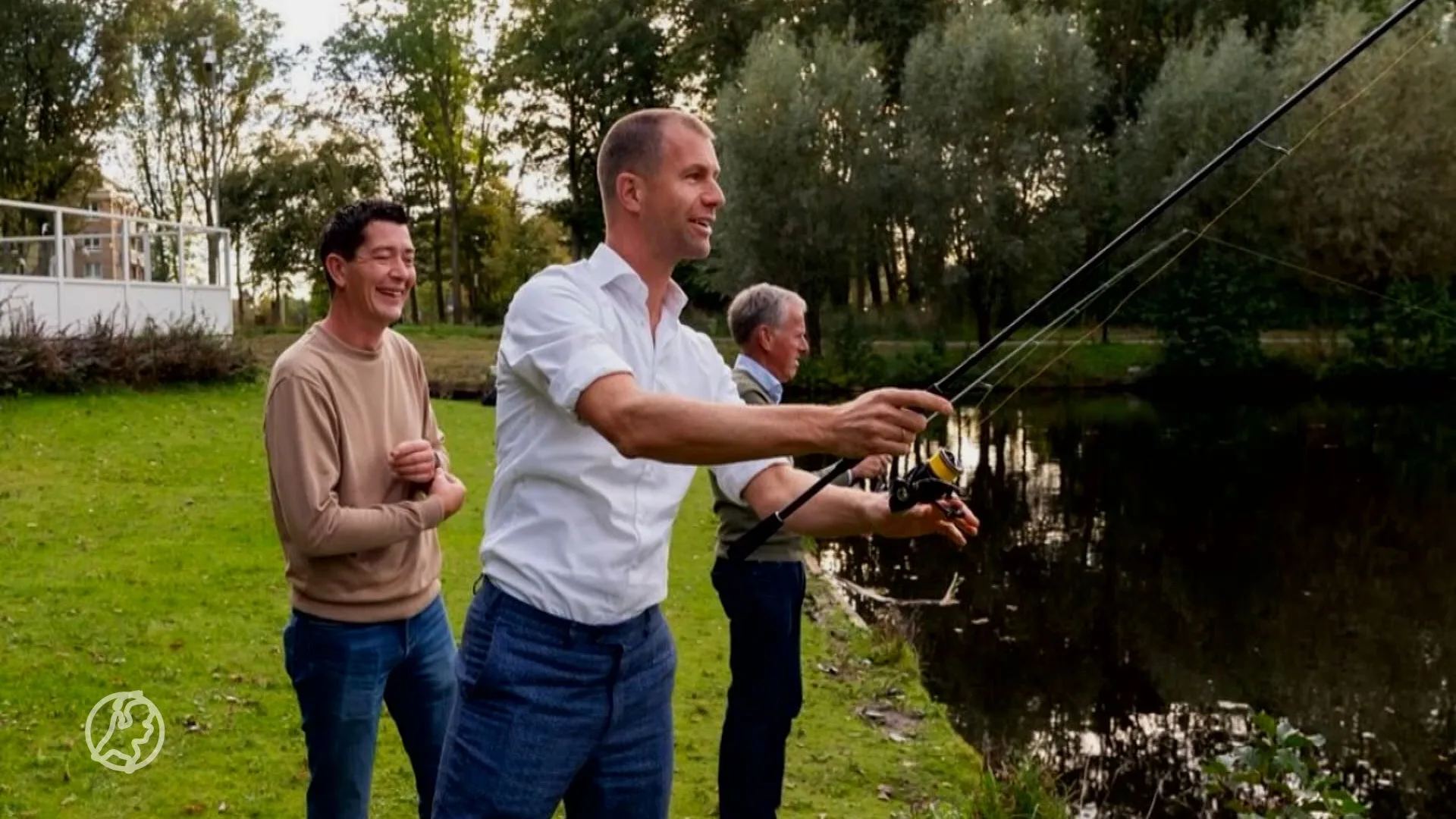 Visrel in Den Haag: wethouder gooit hengel uit tijdens dierenleedcampagne