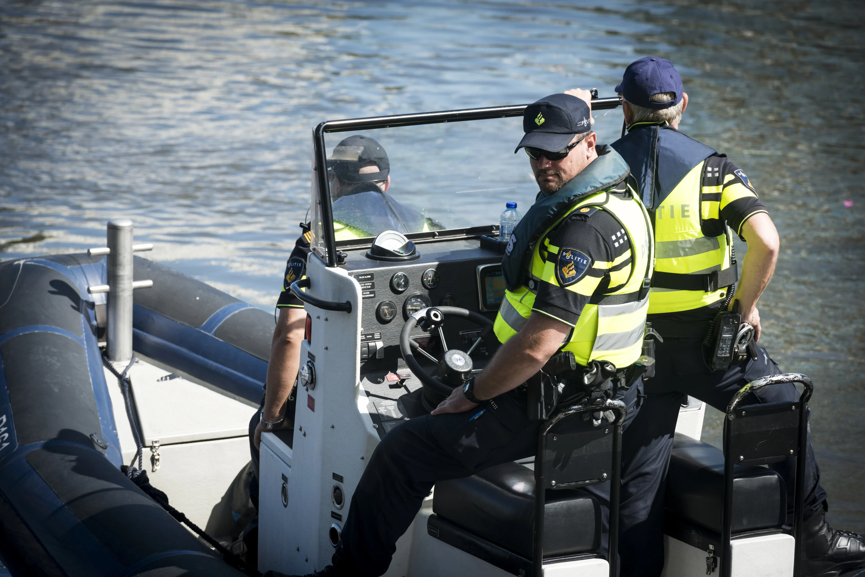 Politie komt illegaal bootfeest in Spaarndam op het spoor: 19 coronaboetes