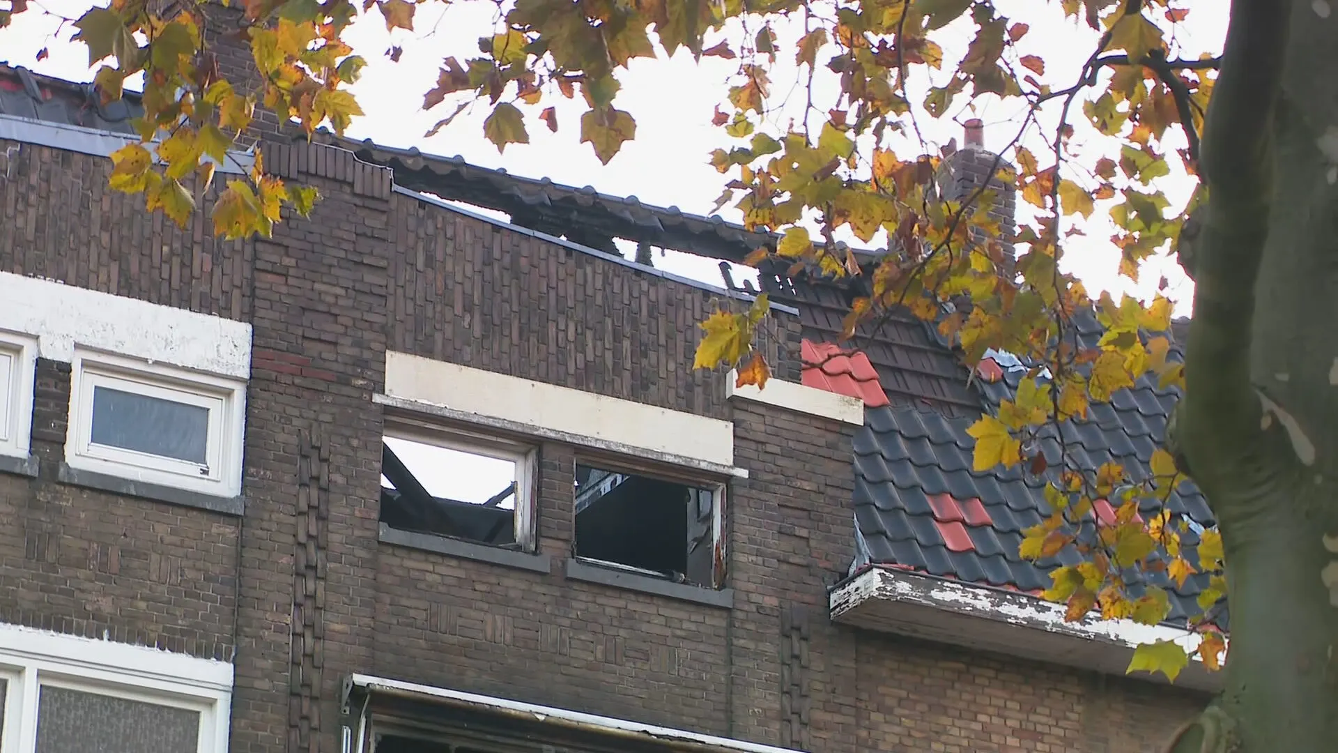 Grote brand verwoest pand in Rotterdam, 92-jarige bewoner gered van balkon