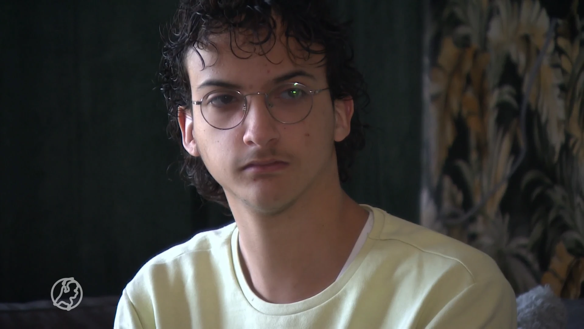 Moeder kan zorg zoon met breekbare bottenziekte niet meer aan, maar hij kan nergens terecht