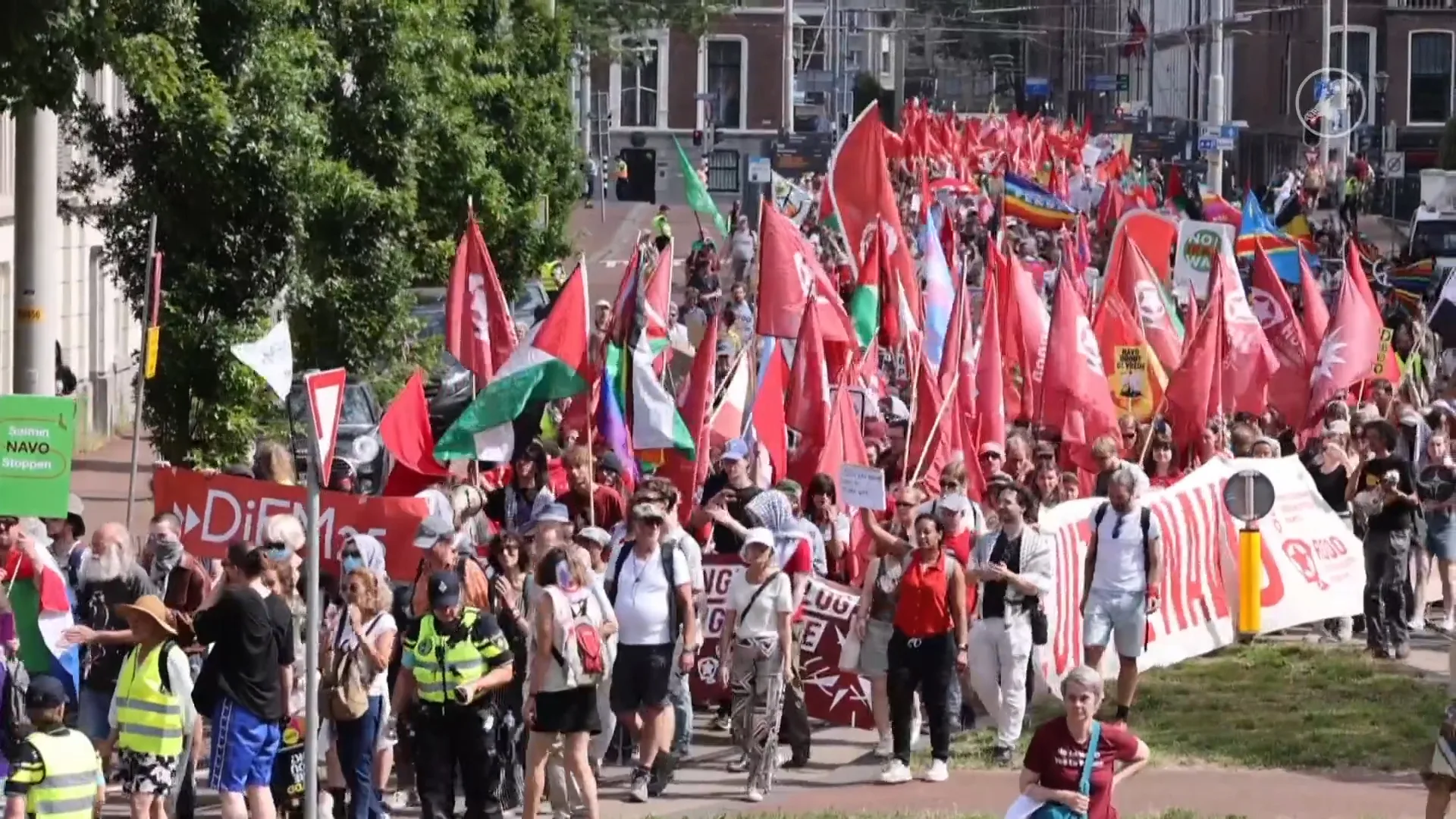 Duizenden demonstranten lopen door Den Haag tegen NAVO-top