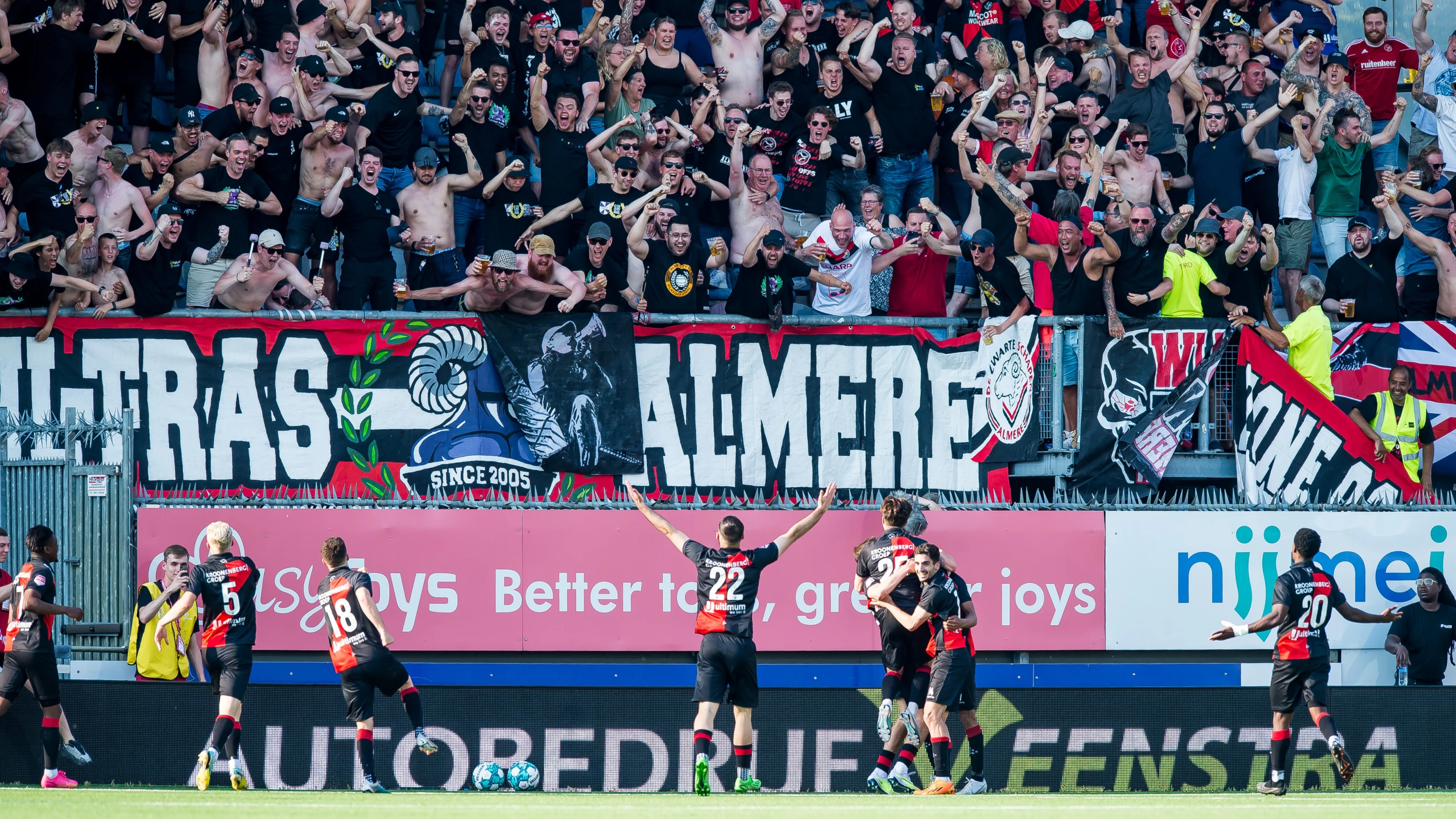 Almere City ontploft van vreugde: club promoveert voor het eerst naar Eredivisie