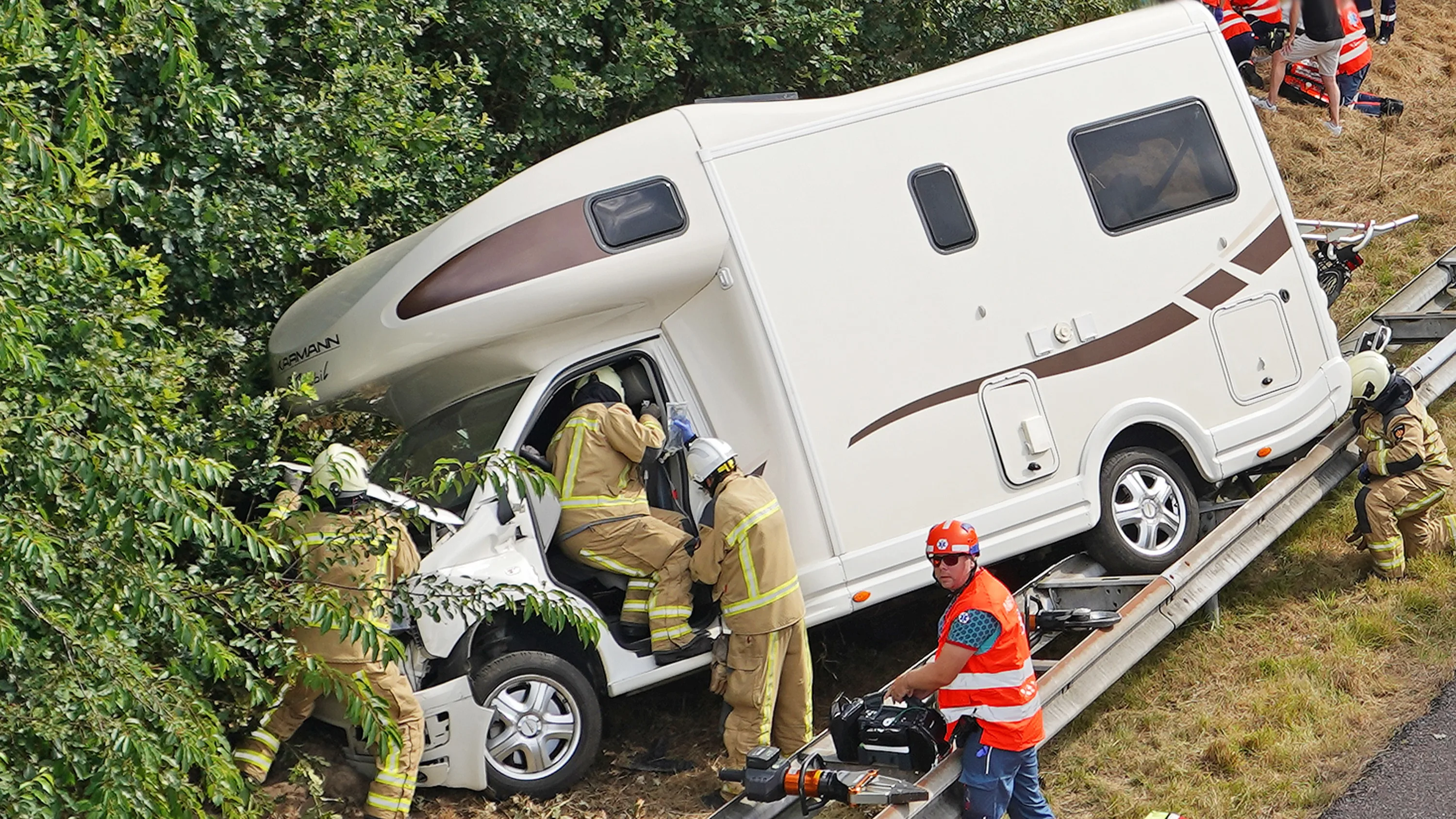 Agent haalt uit naar 'lachende' mensen die dodelijk ongeluk A28 filmen