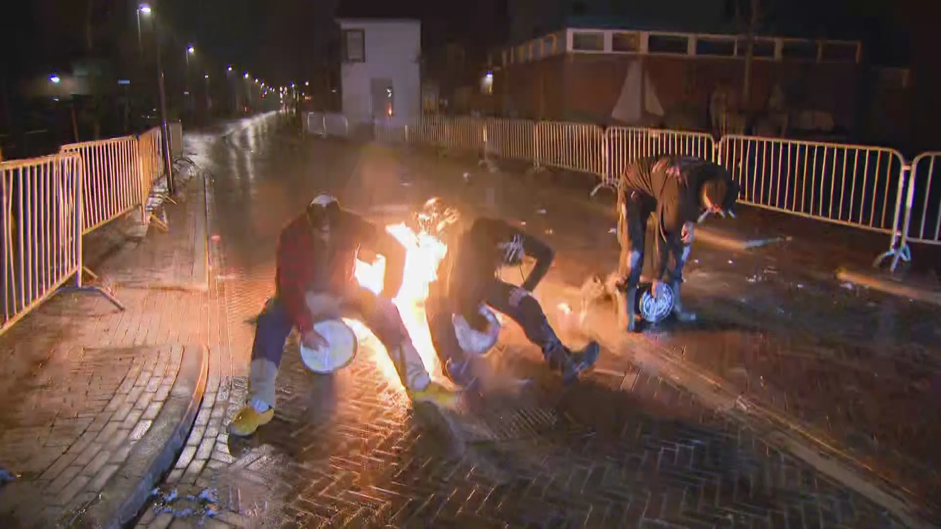 Kamper carbidschieters vroeg uit de veren voor eerste knallen: 'Flesje bier 's ochtends is traditie' 