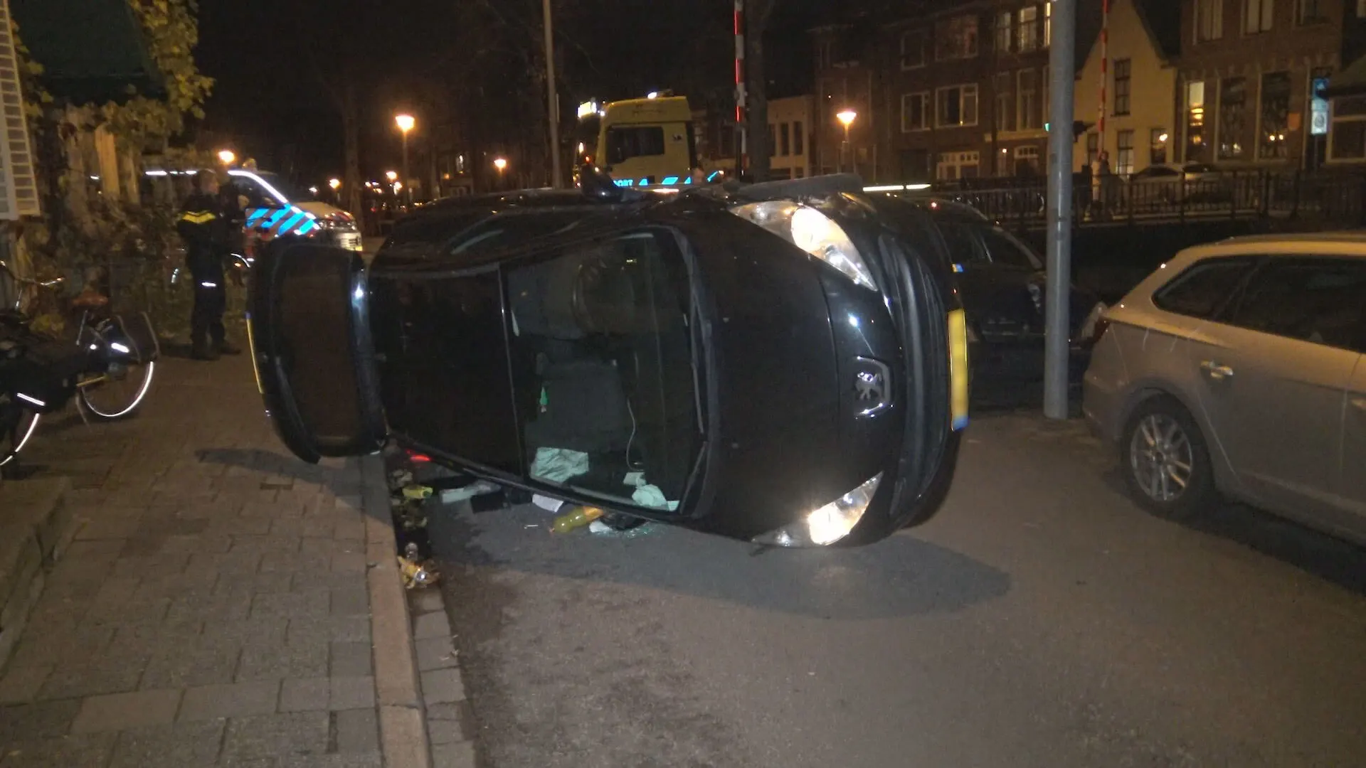 Cafégangers overmeesteren vluchtende bestuurder na heftige autocrash