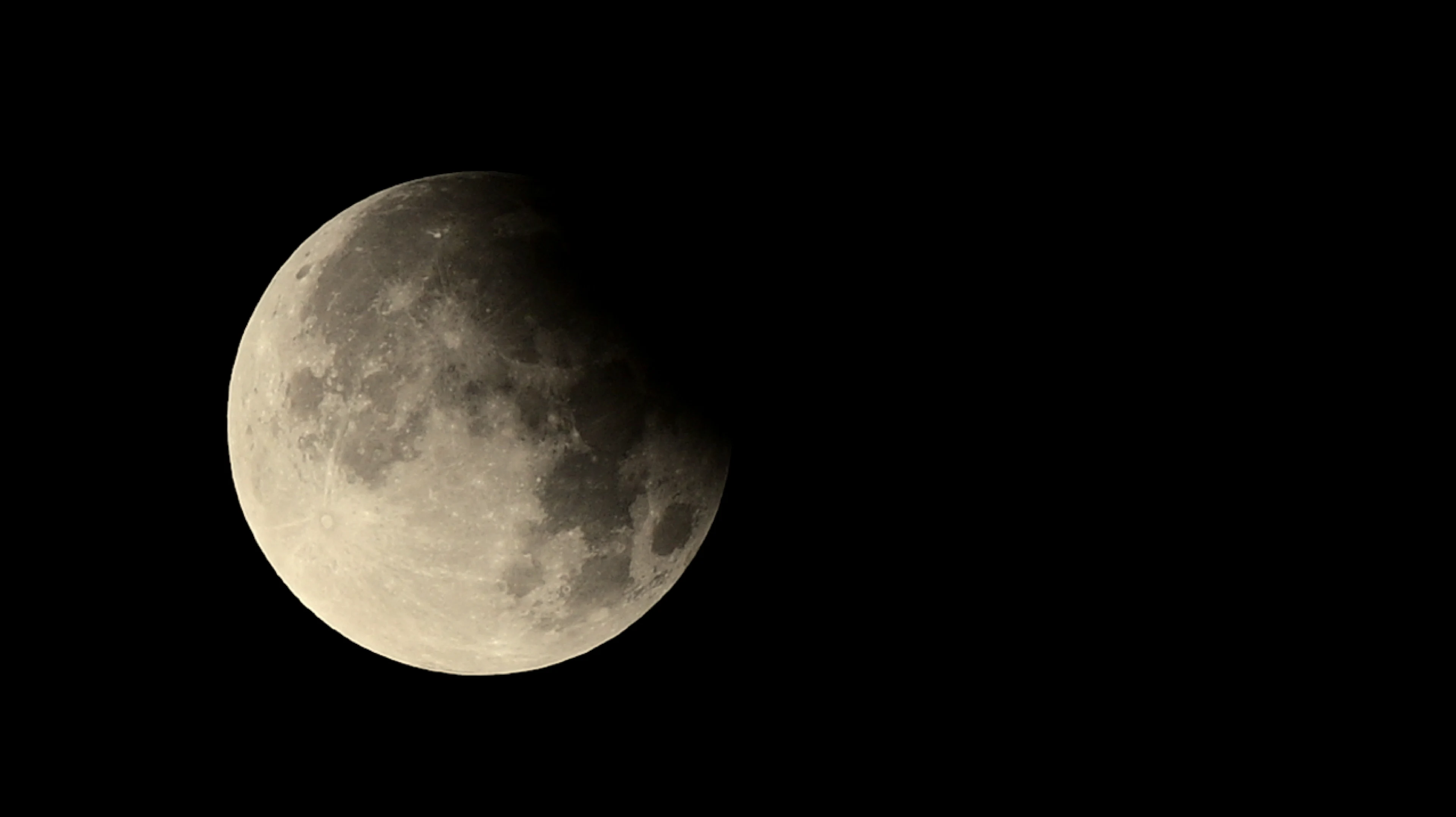Maansverduistering op komst: zo laat moet je kijken in Nederland