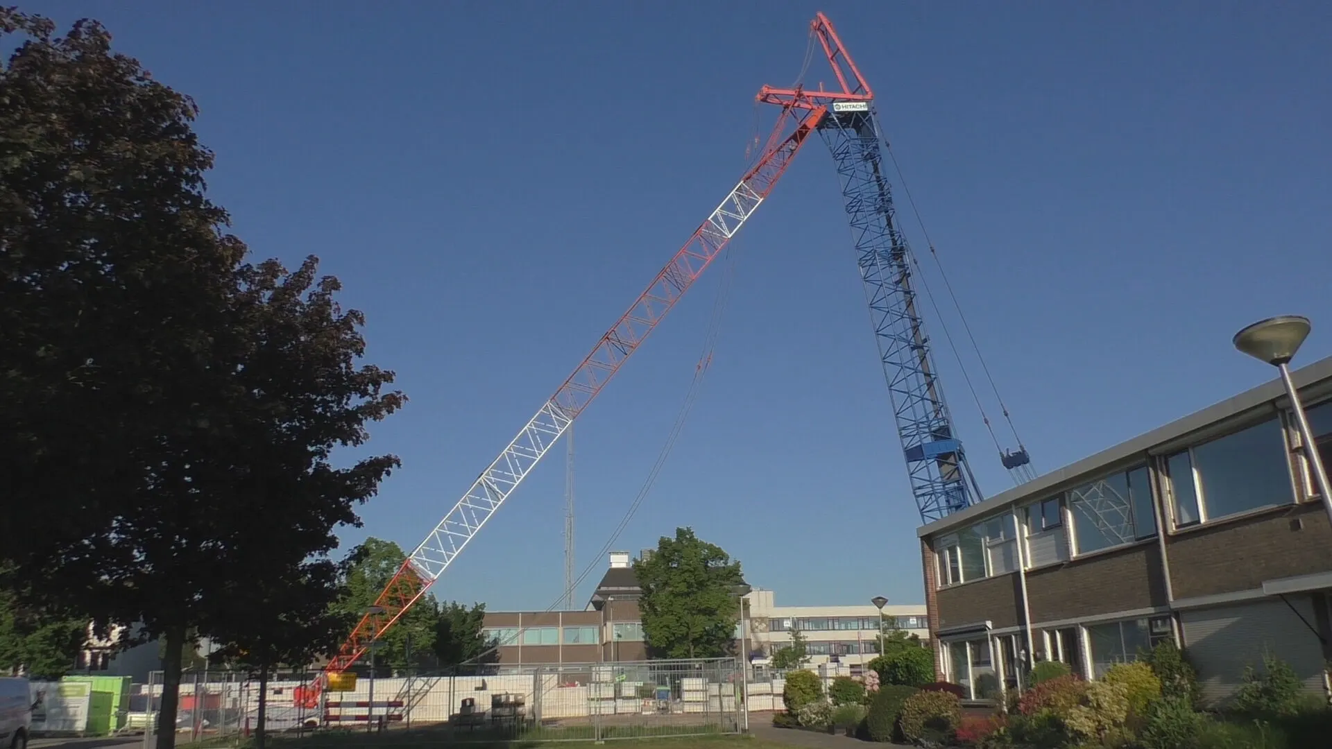 Deel 30 meter hoge hijskraan ingestort in Etten-Leur