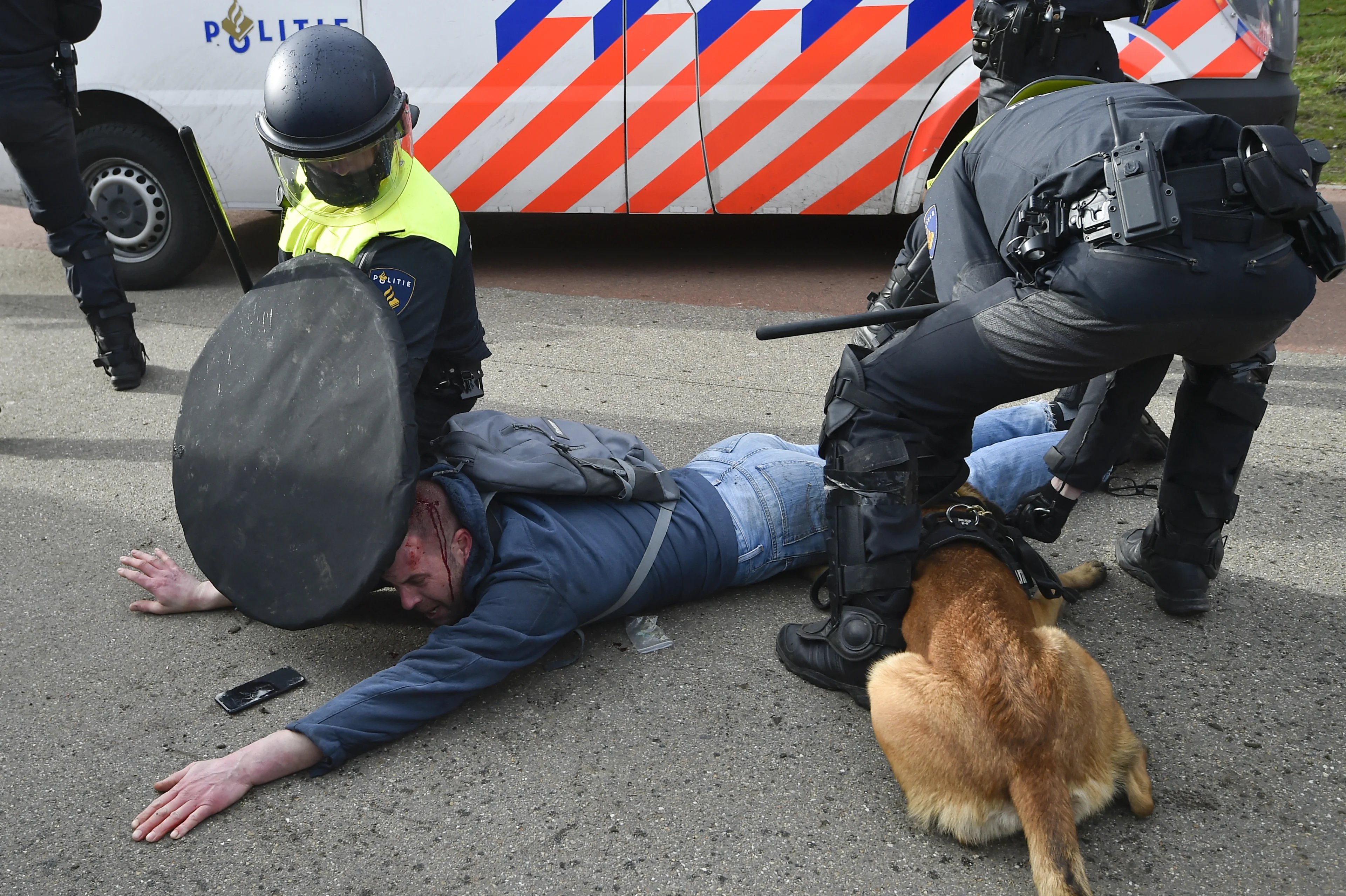 Amnesty wil onderzoek naar 'politiegeweld' Malieveld: 'Op hoofd slaan met wapenstok levensgevaarlijk'