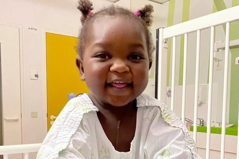 Ernstig zieke peuter Teleza heeft eindelijk Nederlands paspoort