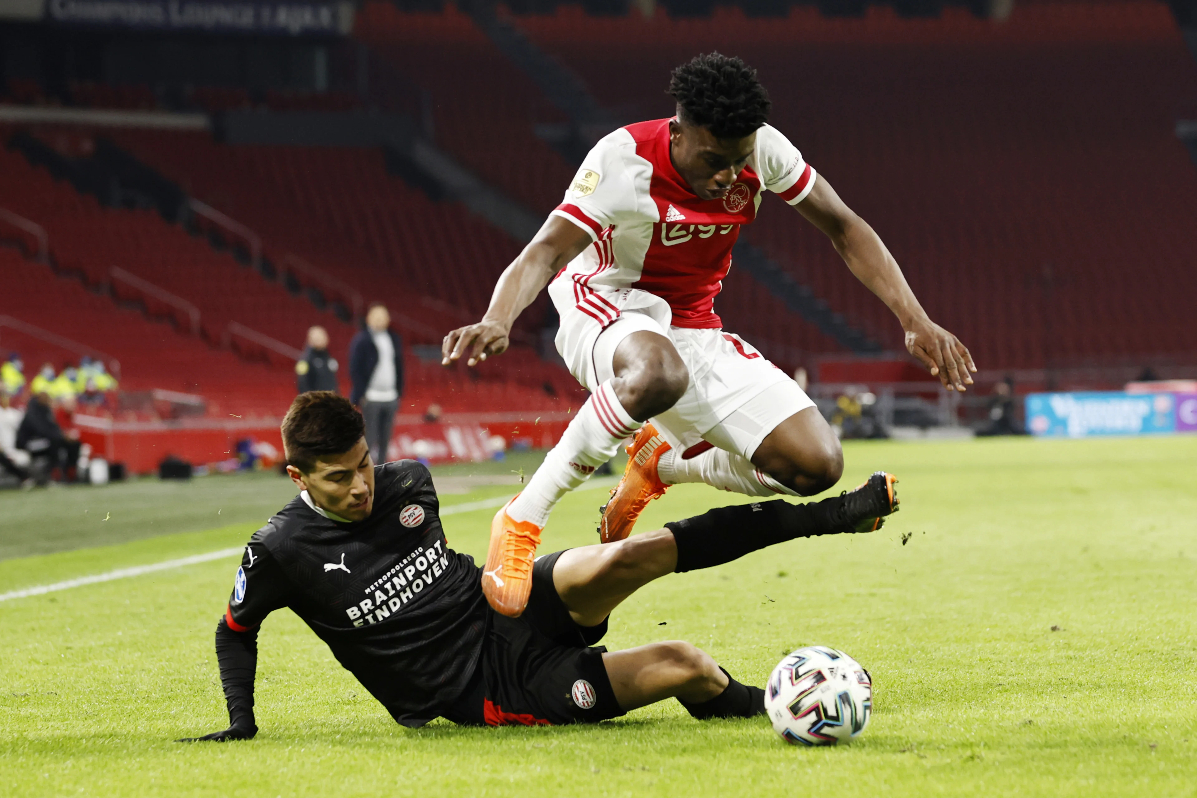 Eredivisie-topper tussen Ajax en PSV eindigt in gelijkspel: 2-2