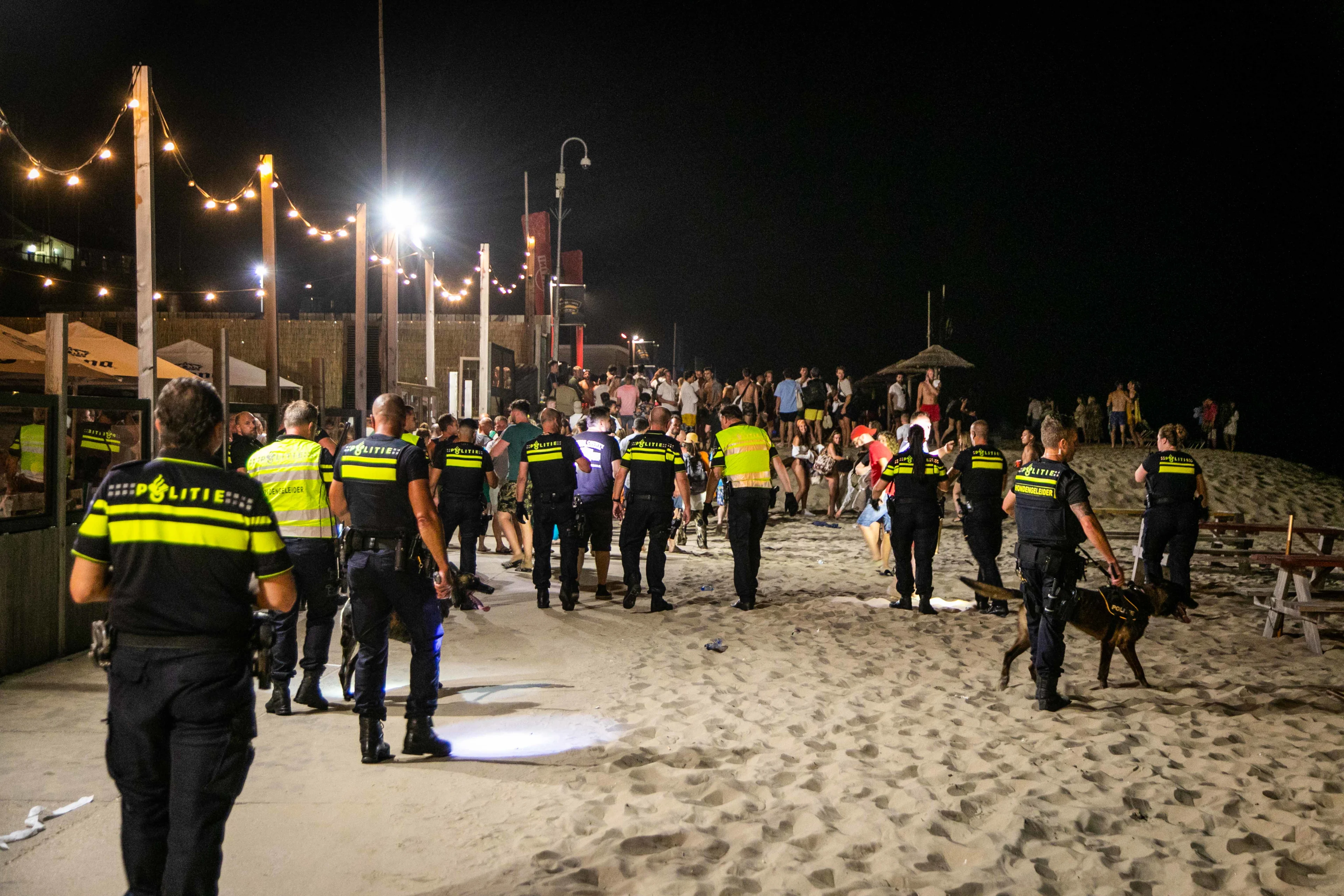 VIDEO: Politie veegt strand Bloemendaal schoon