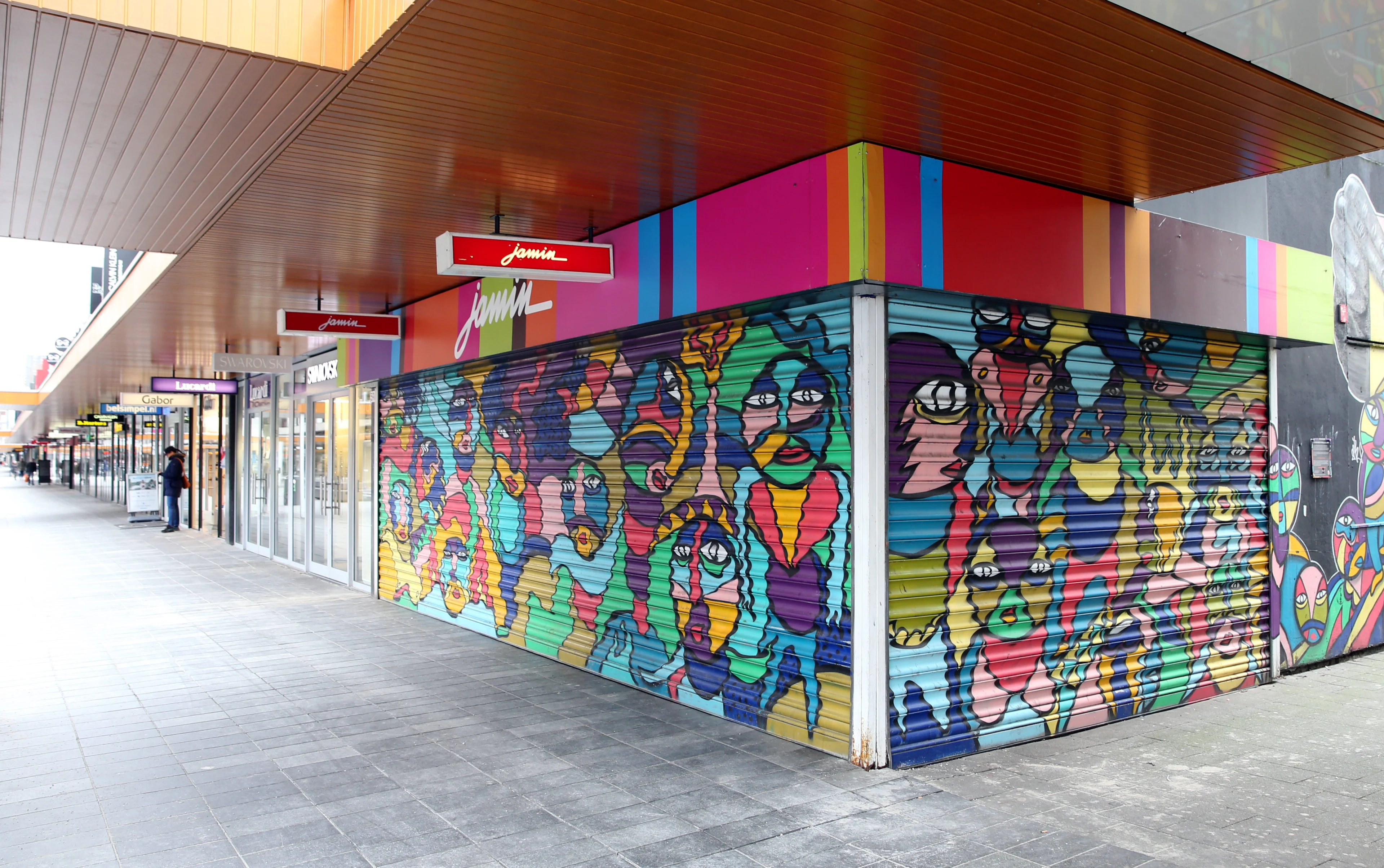 Winkels open mondjesmaat hun deuren weer na coronasluiting