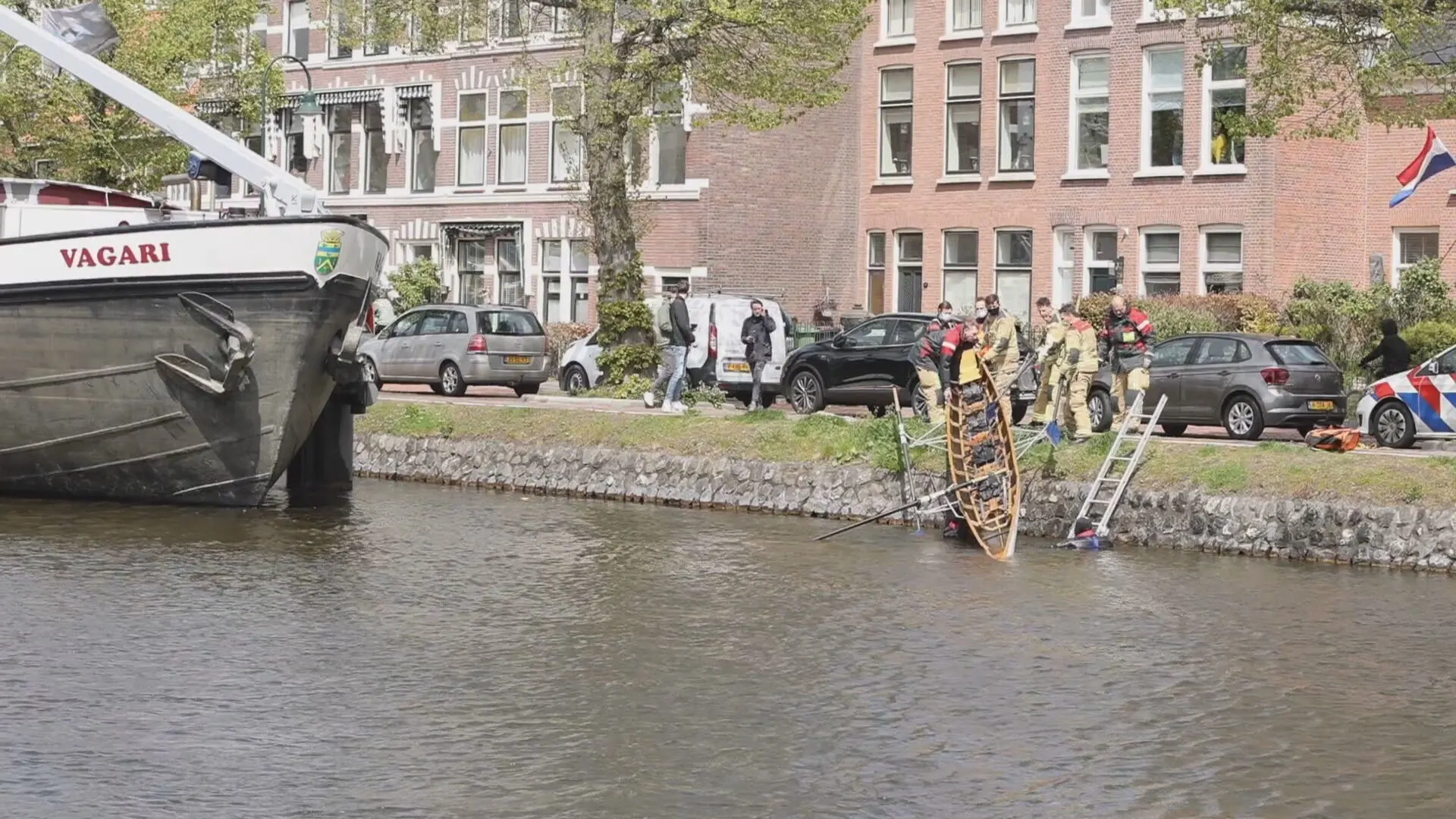 Roeiboot raakt in aanvaring met vrachtschip in Voorburg