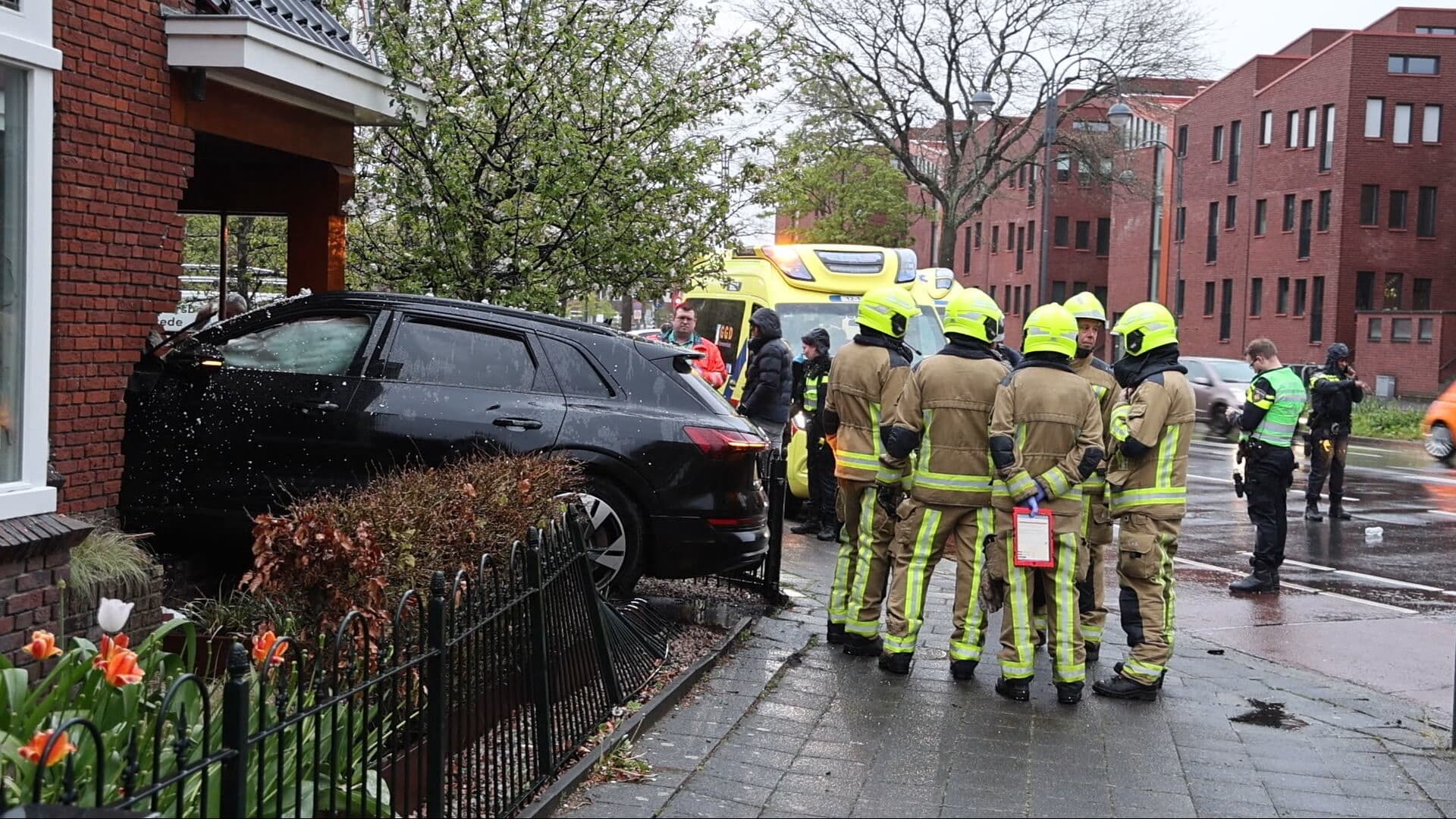 Auto komt tot stilstand tegen woning na botsing in Heemstede
