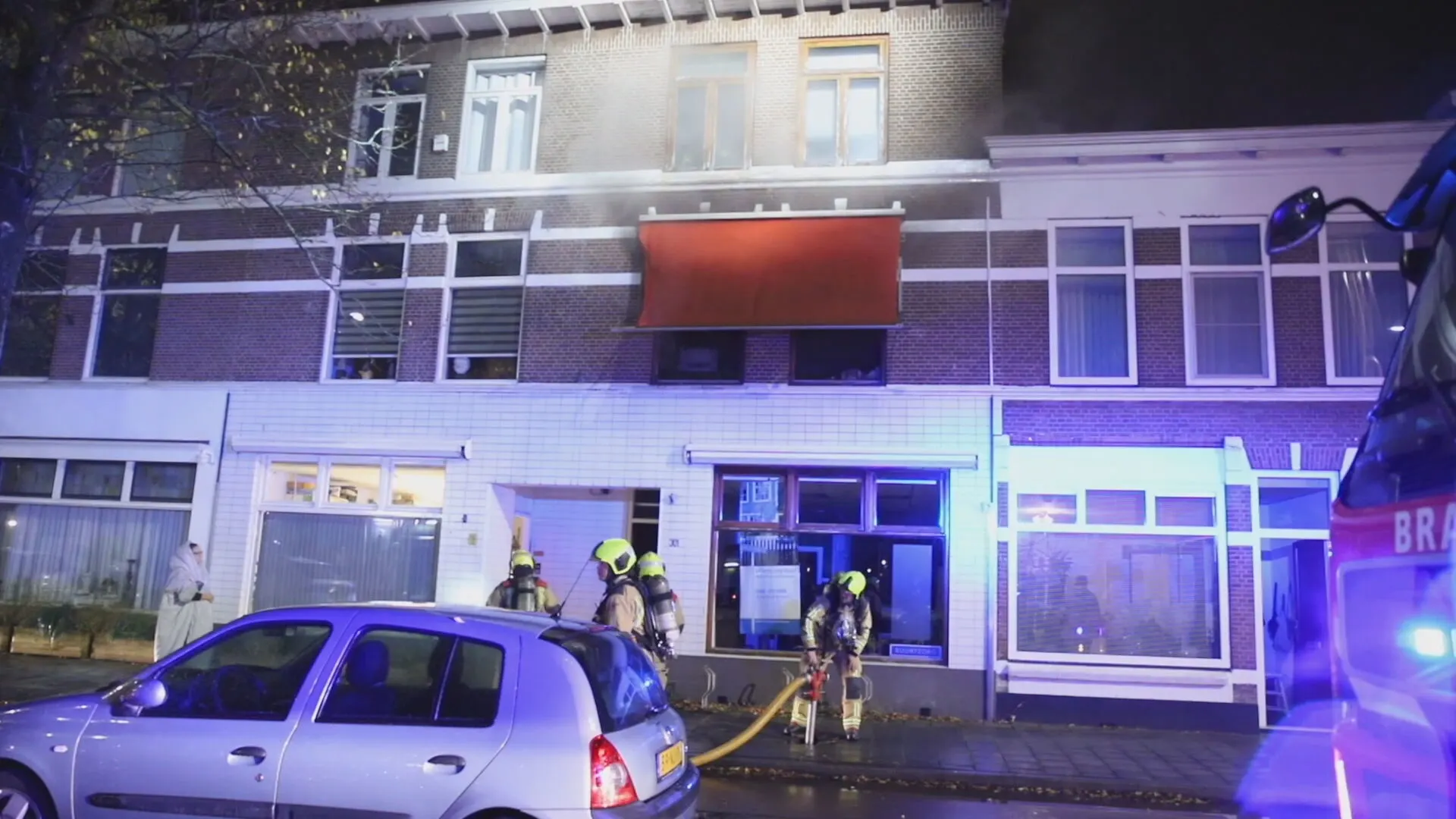 Meerdere woningen ontruimd bij brand in Den Haag, een gewonde naar ziekenhuis gebracht