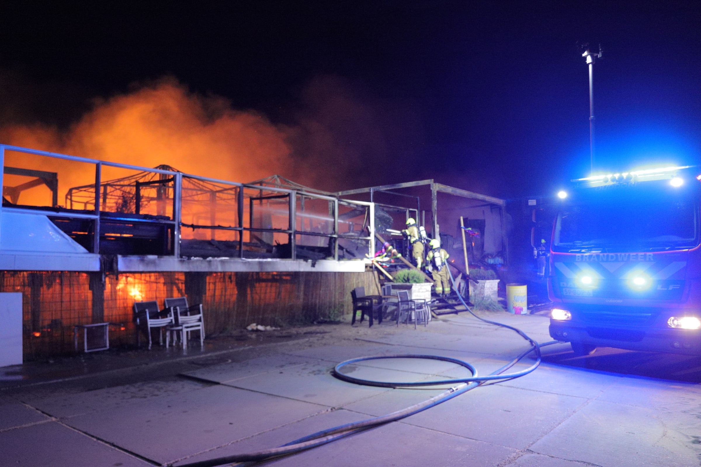 Grote brand verwoest strandtent in Ouddorp