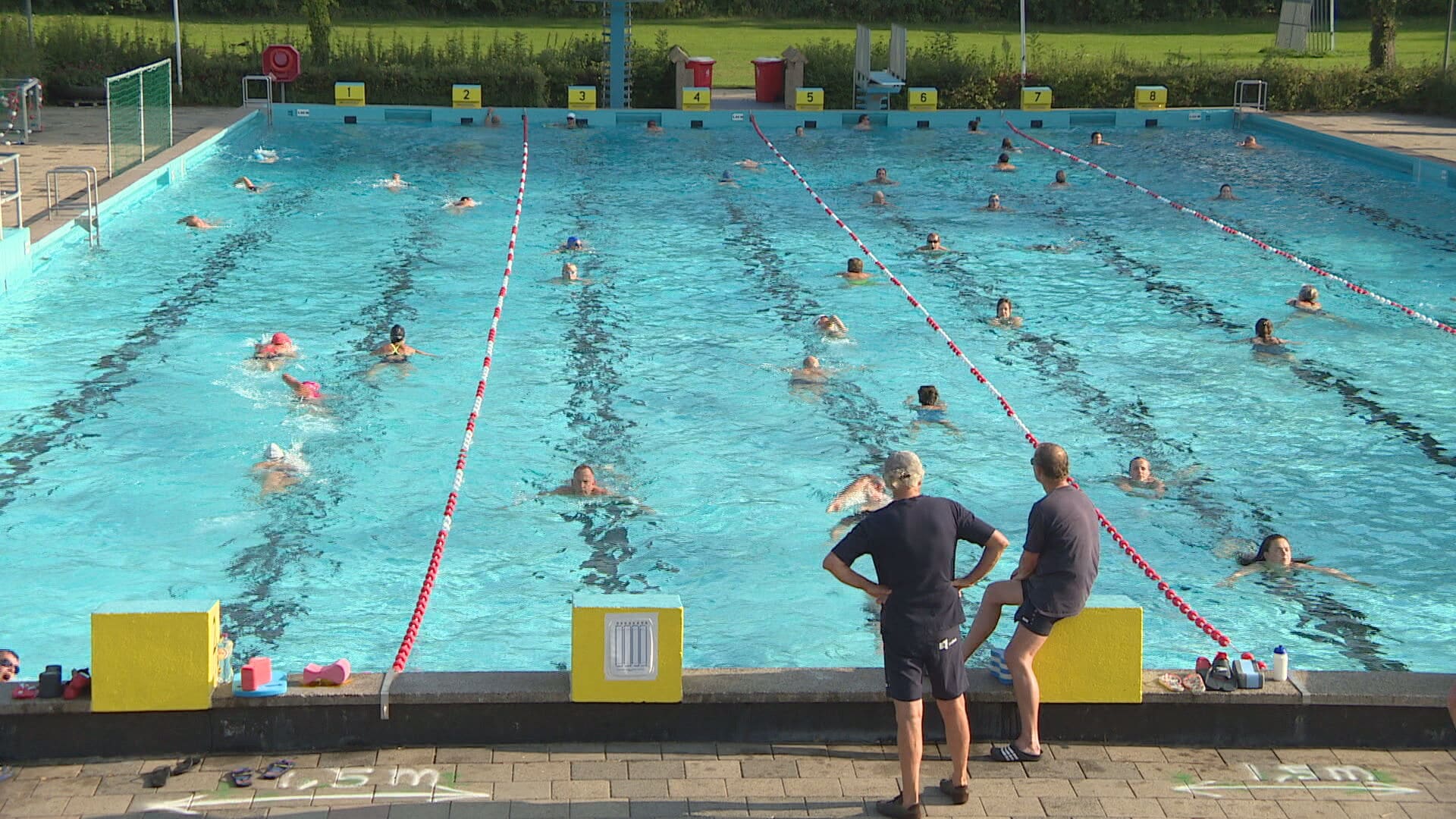 Buitenbad Leiden verlengt seizoen voor tropische dagen: 'De mensen staan hier in de rij'