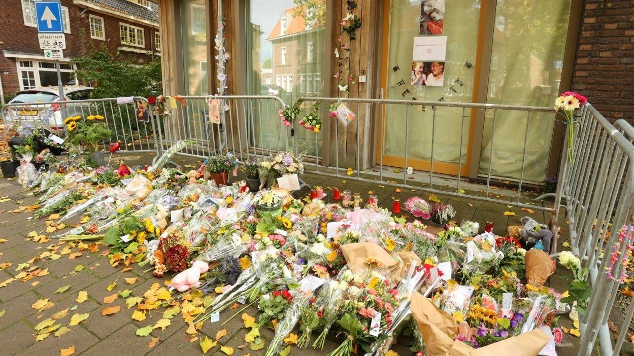 Zee aan bloemen voor overleden Hebe en Sanne wordt steeds groter