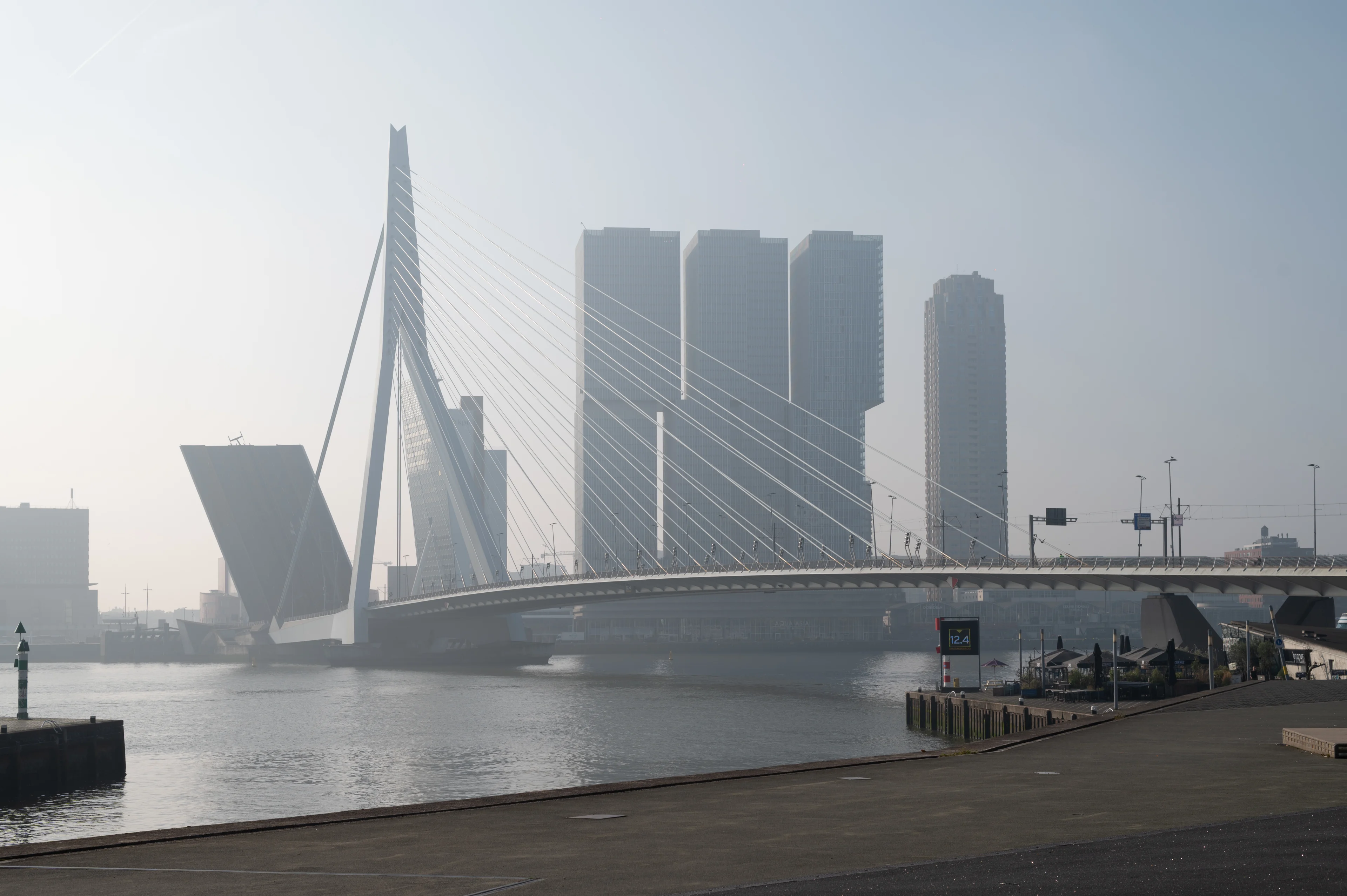 Erasmusbrug ook weer open voor auto's na spoedreparatie