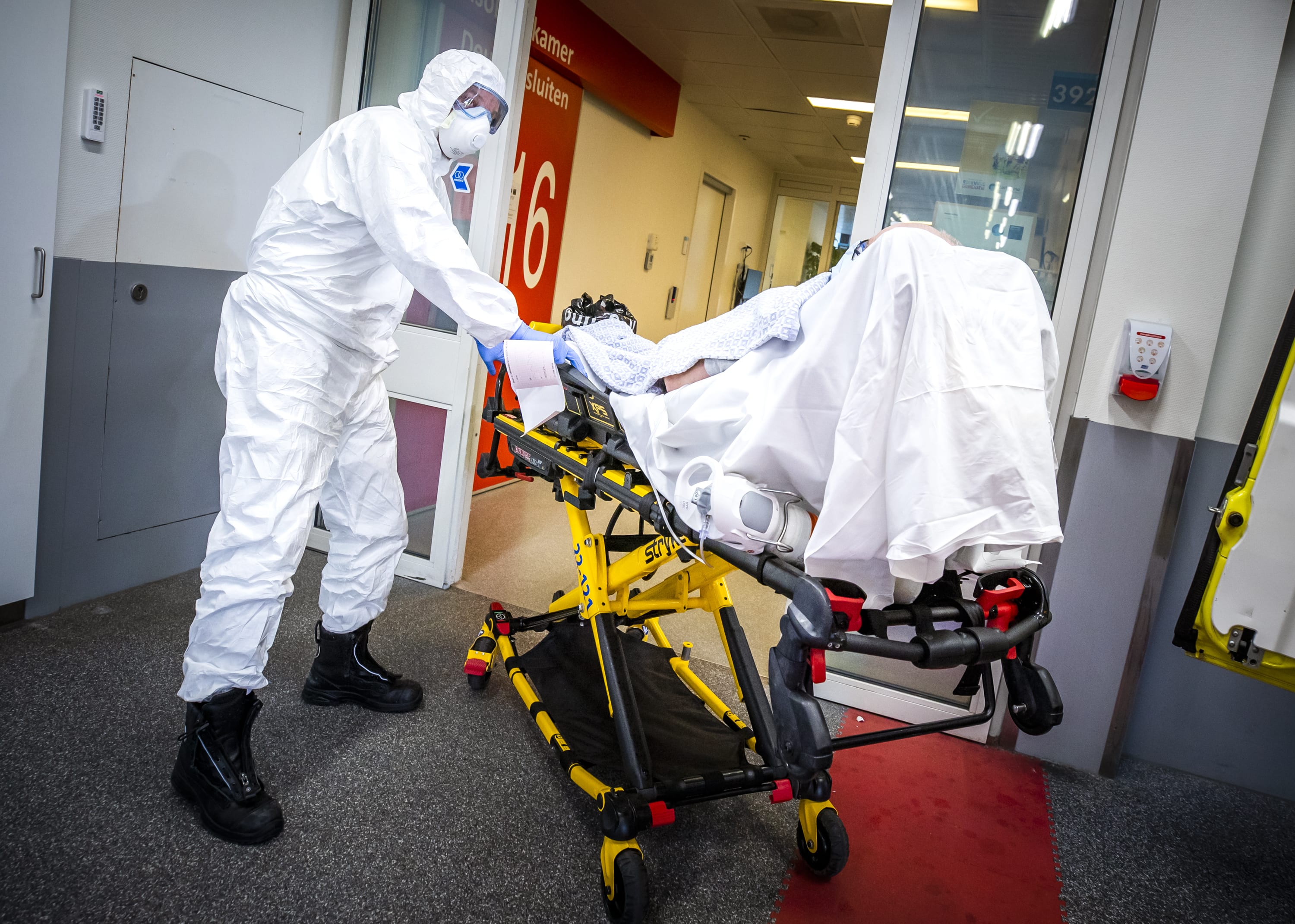 Aantal ziekenhuisopnames stijgt met 118, 165 nieuwe coronadoden