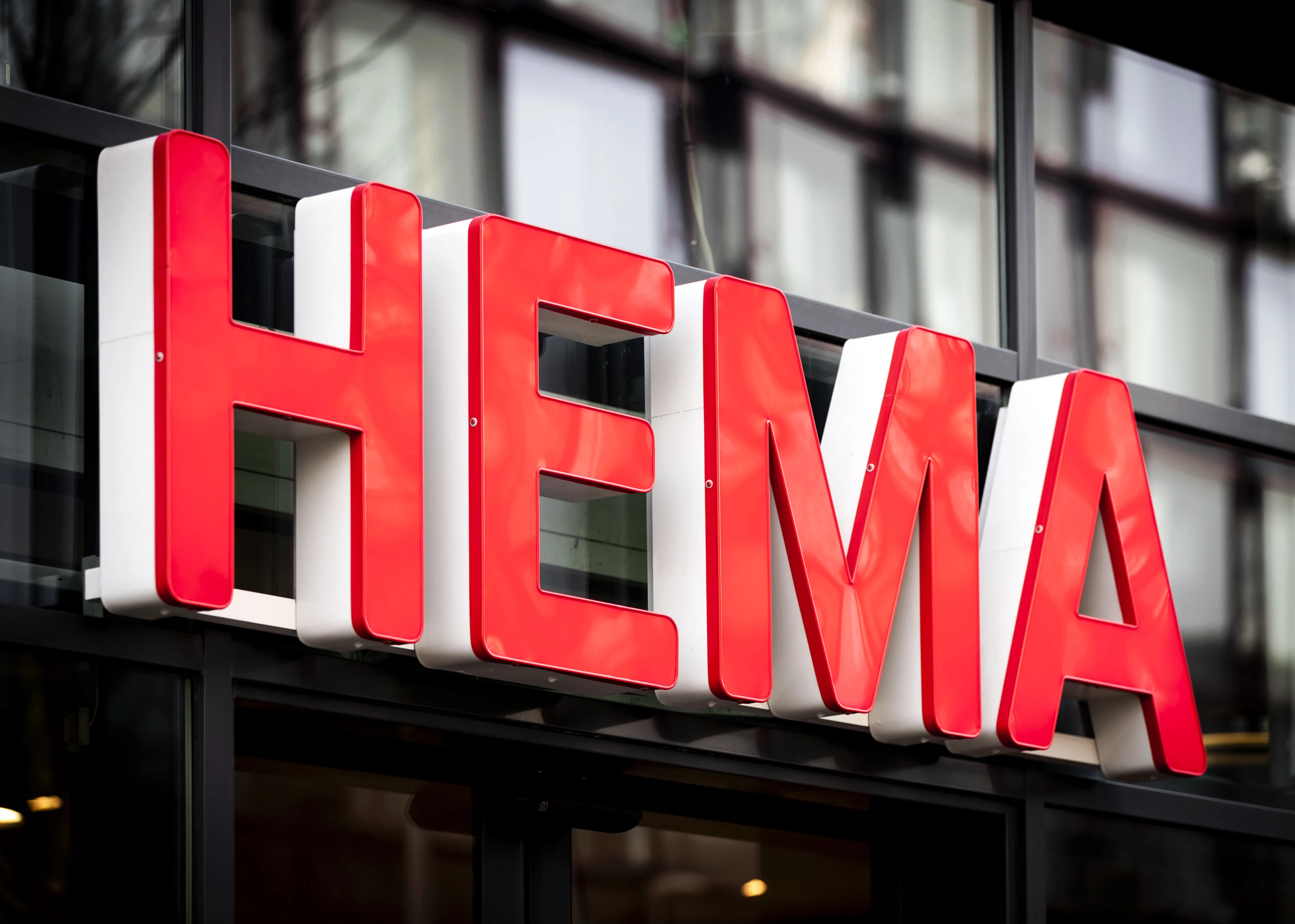 HEMA zet model in met stoma in haar ondergoed en het internet gaat los