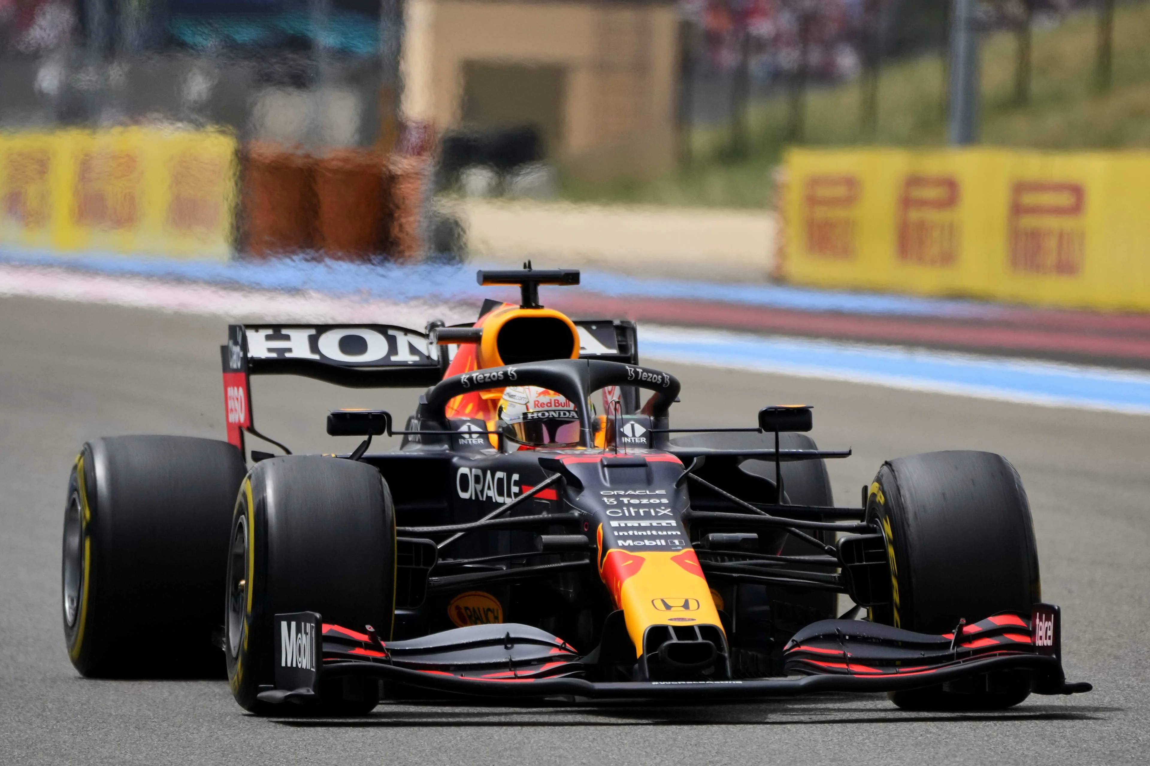Max Verstappen wint GP van Frankrijk na bloedstollende eindstrijd met Hamilton