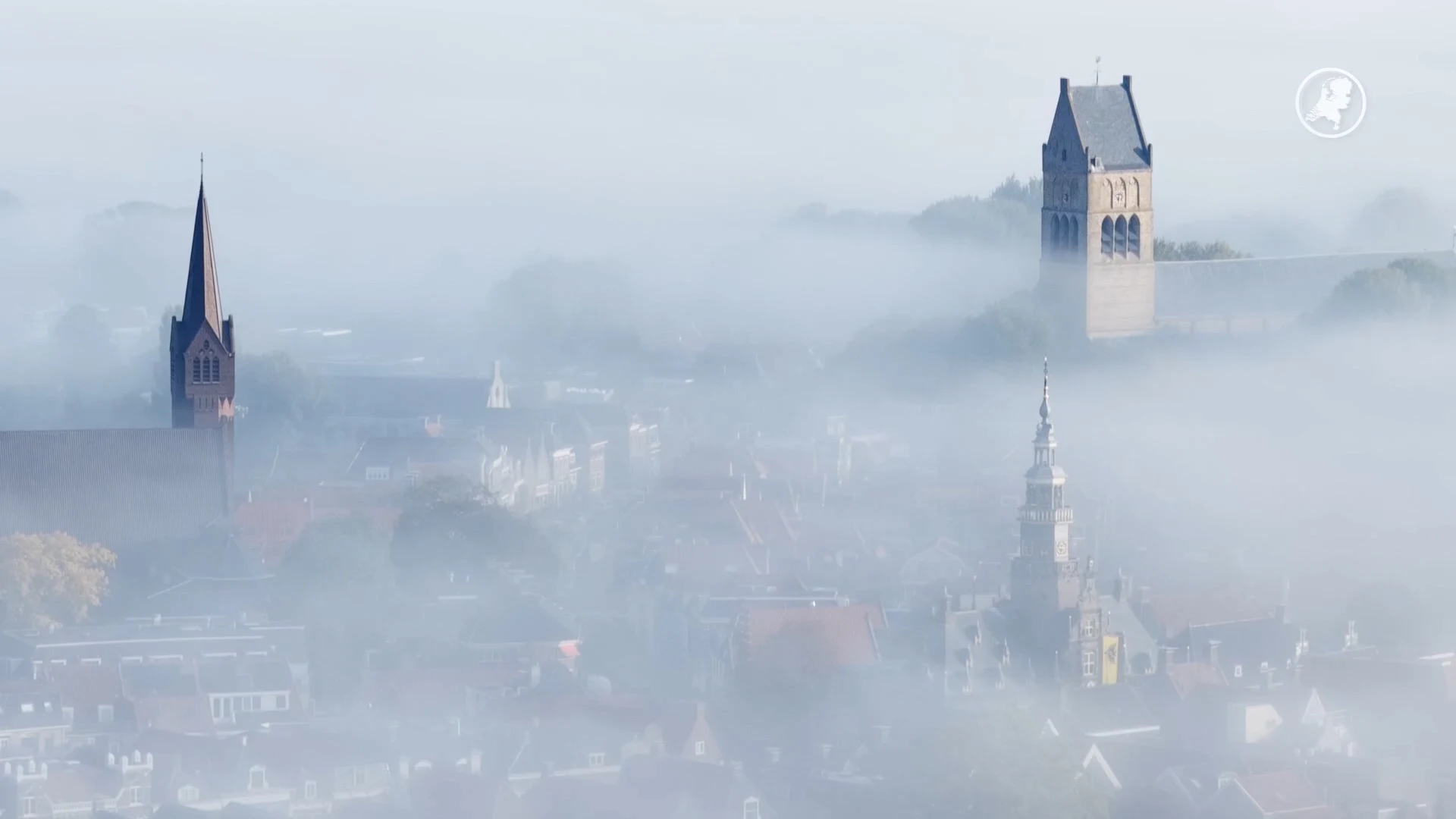 Mooie plaatjes: Bolsward bedekt door dikke deken van mist