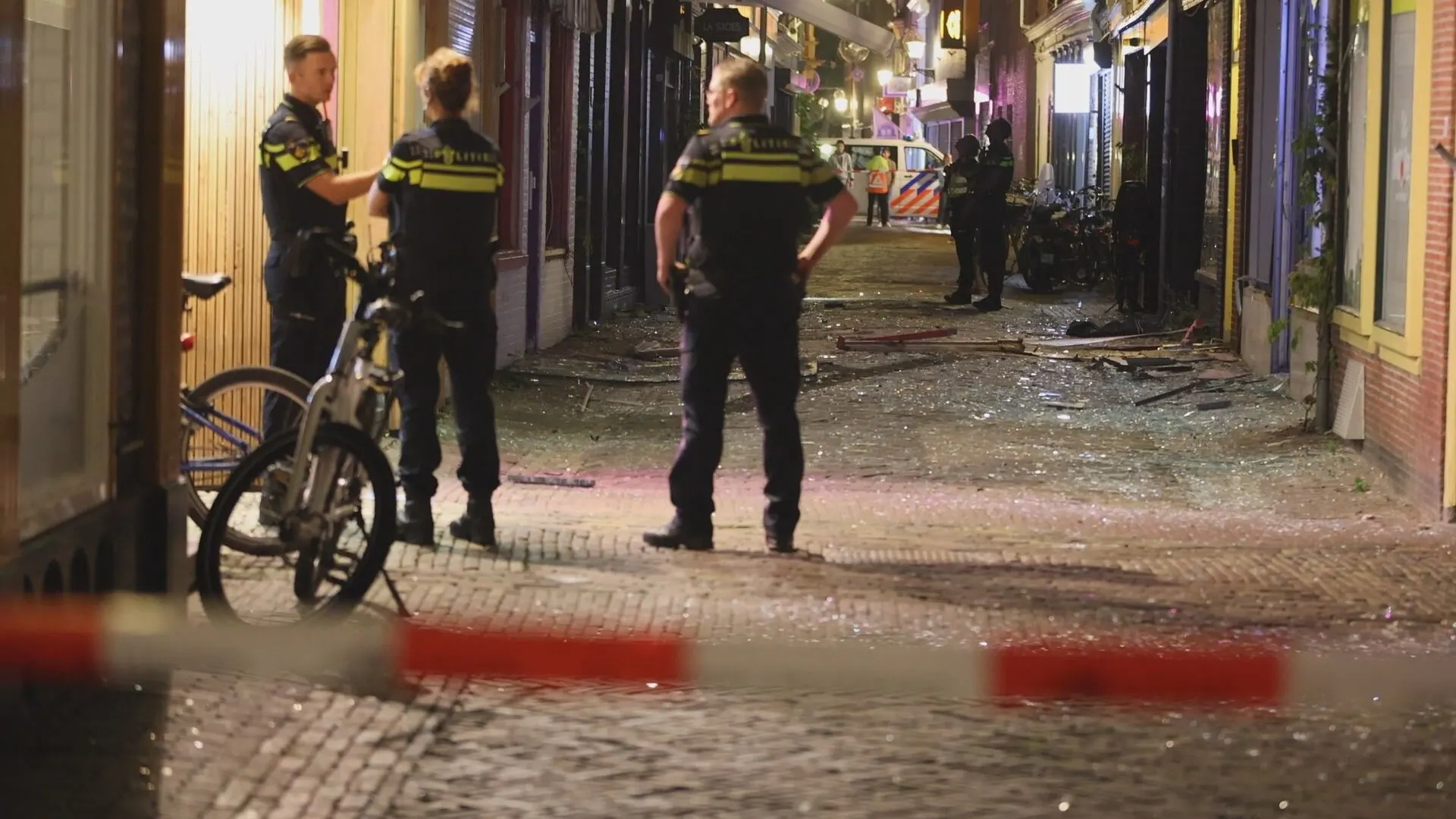 Plofkraak op winkel zorgt voor puinhoop in Alkmaar, huizen ontruimd