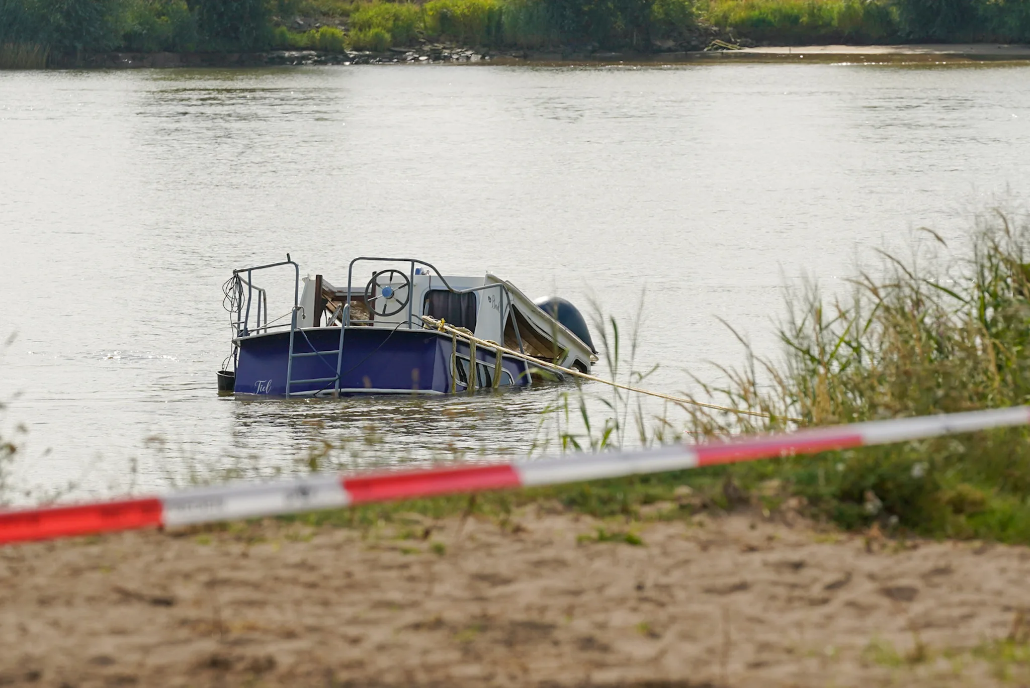 Politie onderzoekt gezonken boot op Lek, vrouw nog vermist