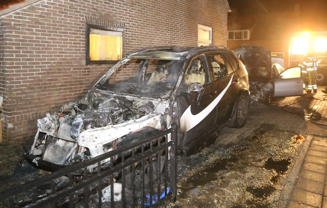 Twee auto's branden uit op oprit van woning in Ammerzoden