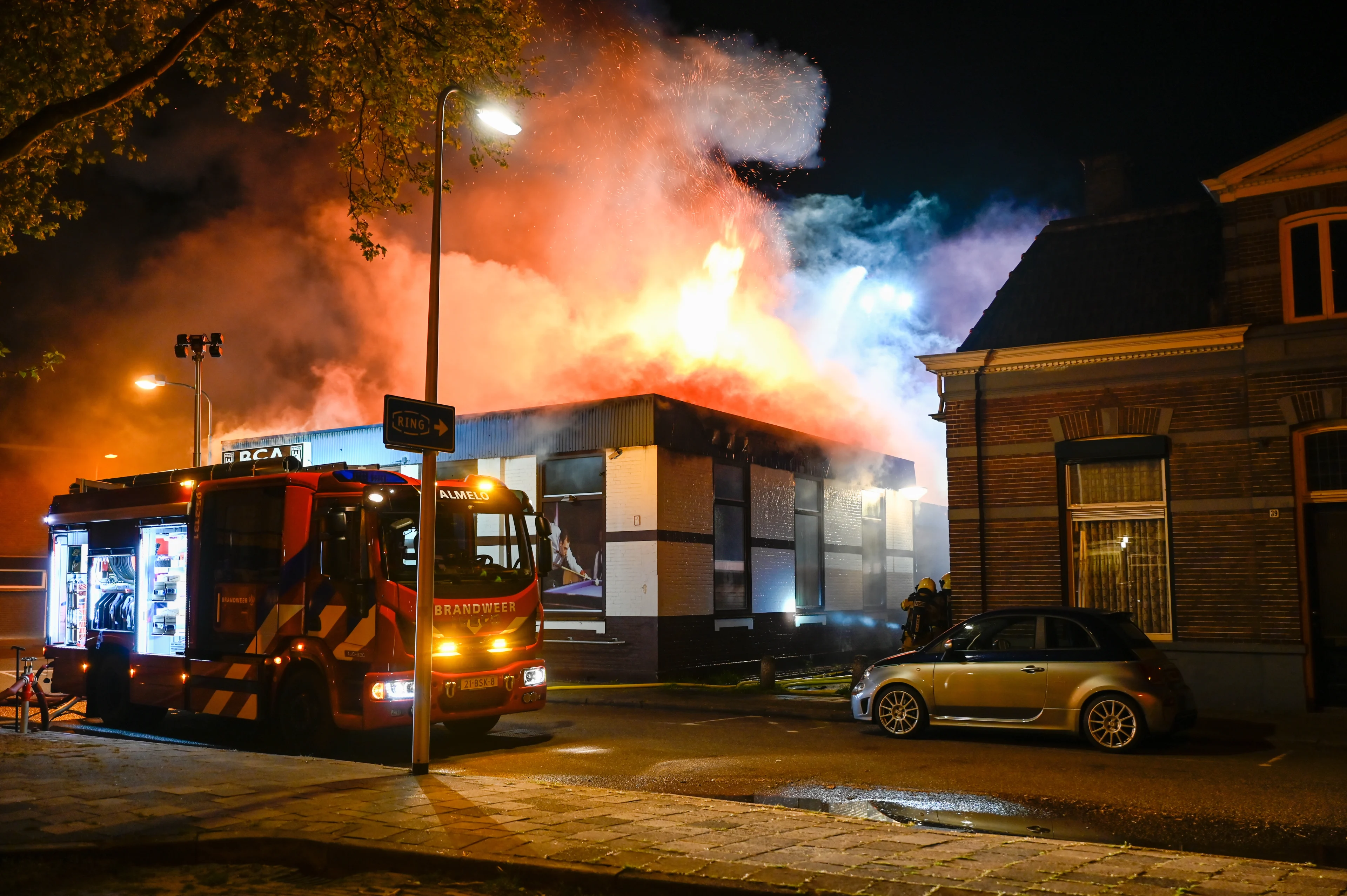 Grote brand verwoest Heracles-supporterscafé in Almelo