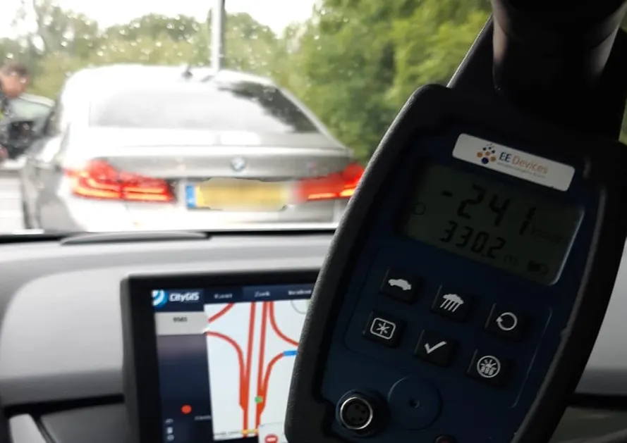 Snelheidsduivel scheurt 241 kilometer per uur met baby op de achterbank