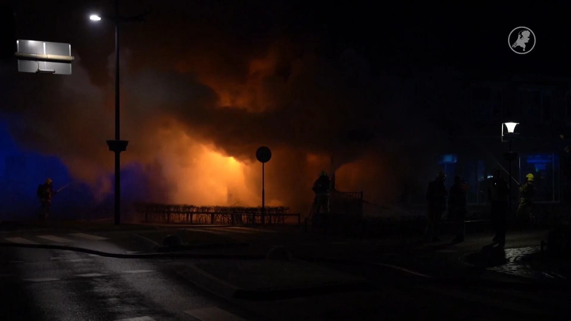 Zeer grote brand in centrum van Druten, schoenwinkel gaat in vlammen op