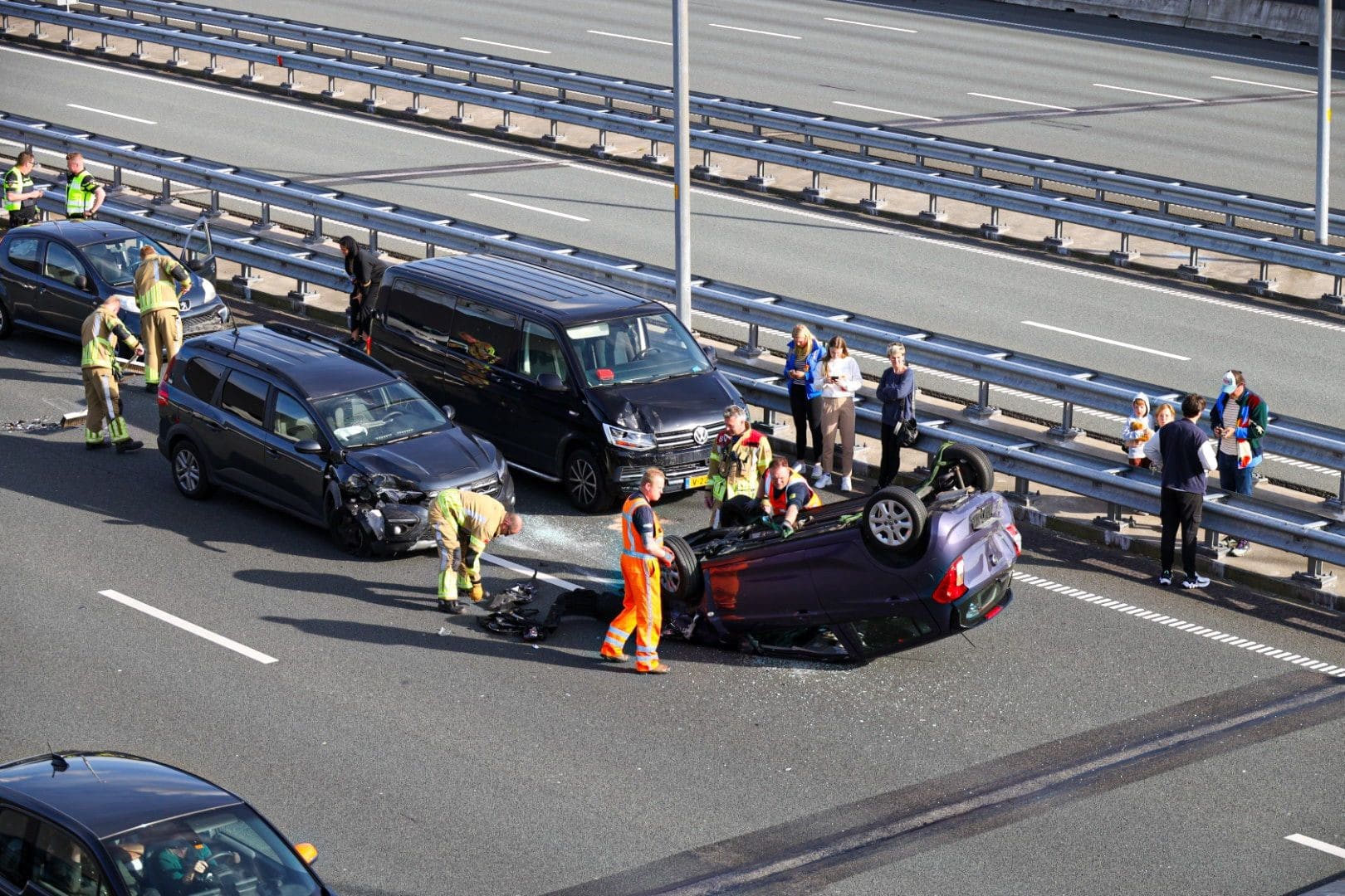 Ernstig ongeval met vijf auto's op A1 bij Muiden, rijstroken afgesloten en lange file