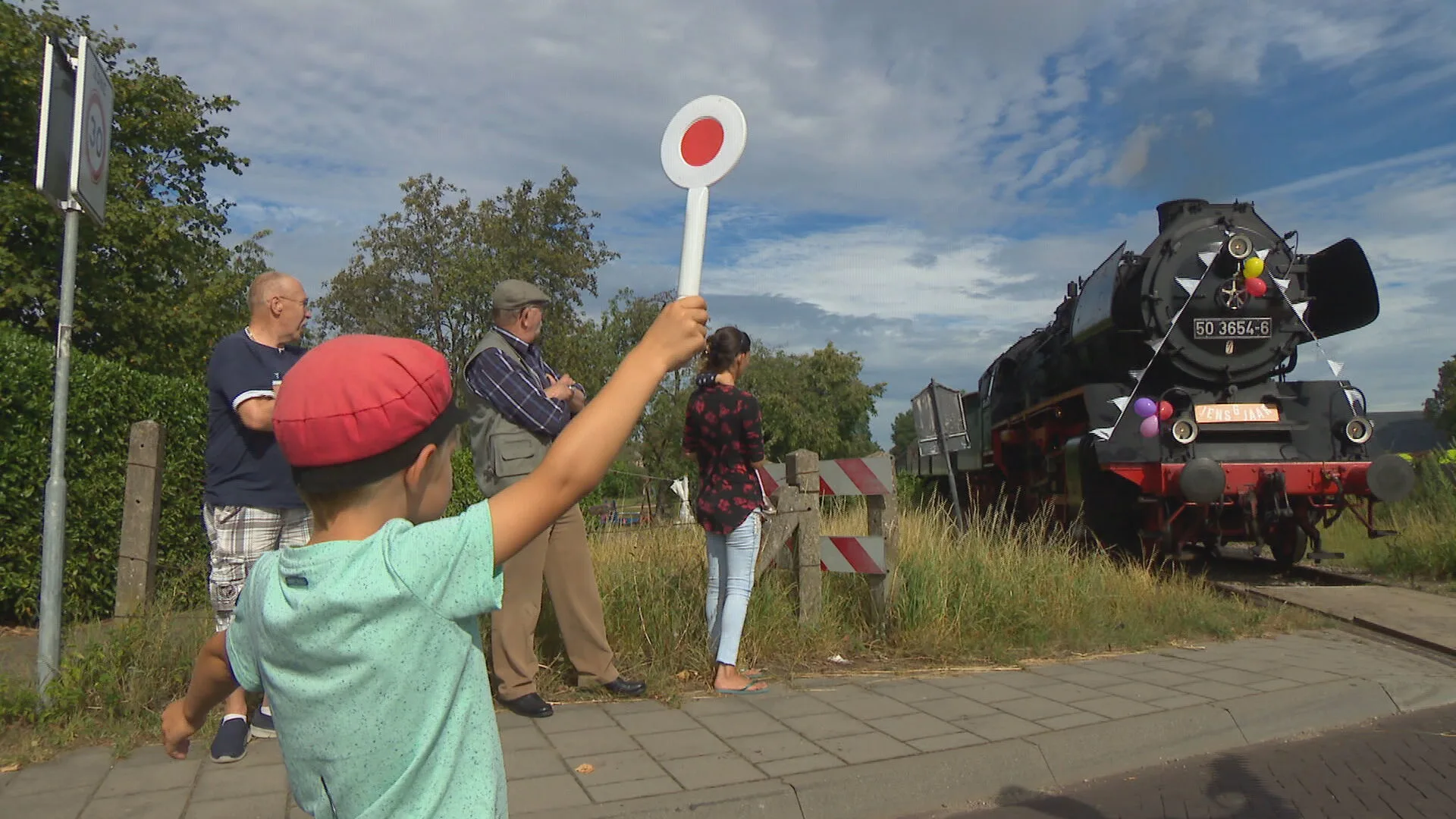 Jarige Jens (6) is gek op treinen en krijgt de verrassing van zijn leven