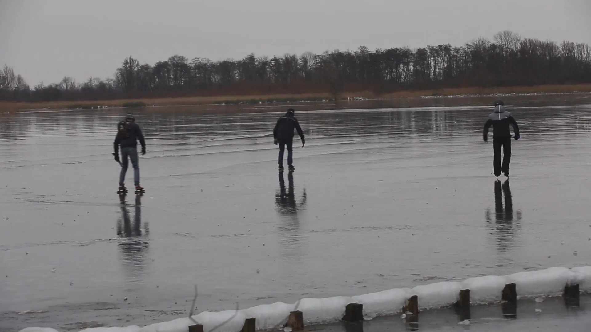 Gemeenten en hulpdiensten waarschuwen schaatsers: vertrouw het ijs niet