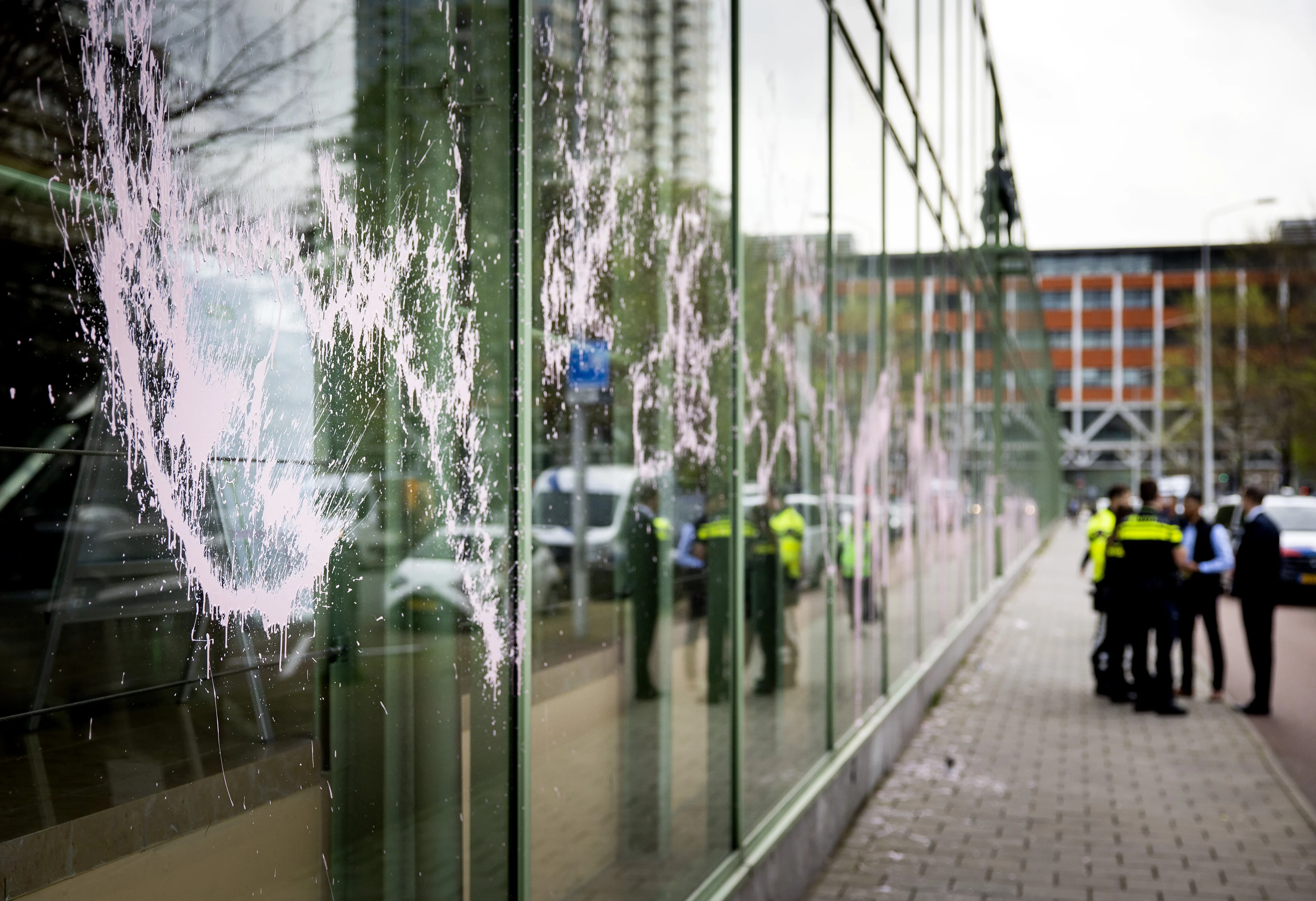 Klimaatactivisten besmeuren ministerie met roze verf, twee aanhoudingen