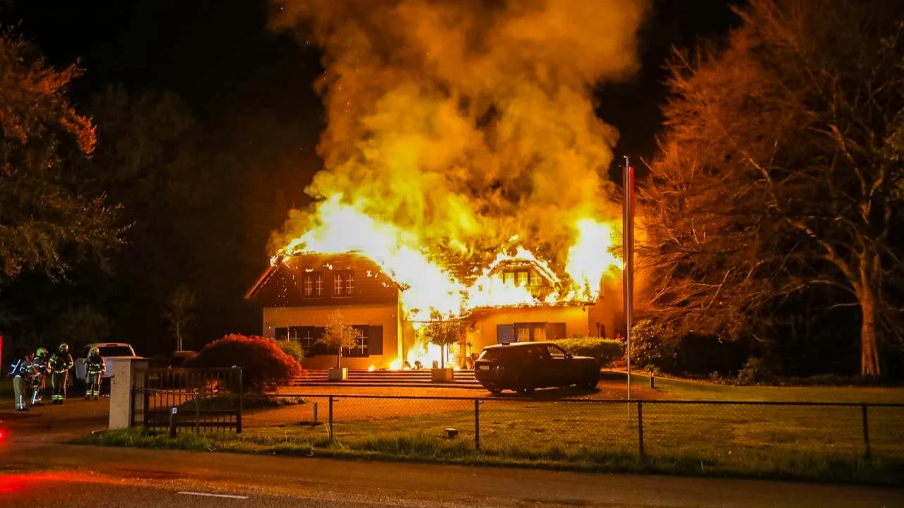 Woning Ugchelen verwoest door grote brand, één gewonde