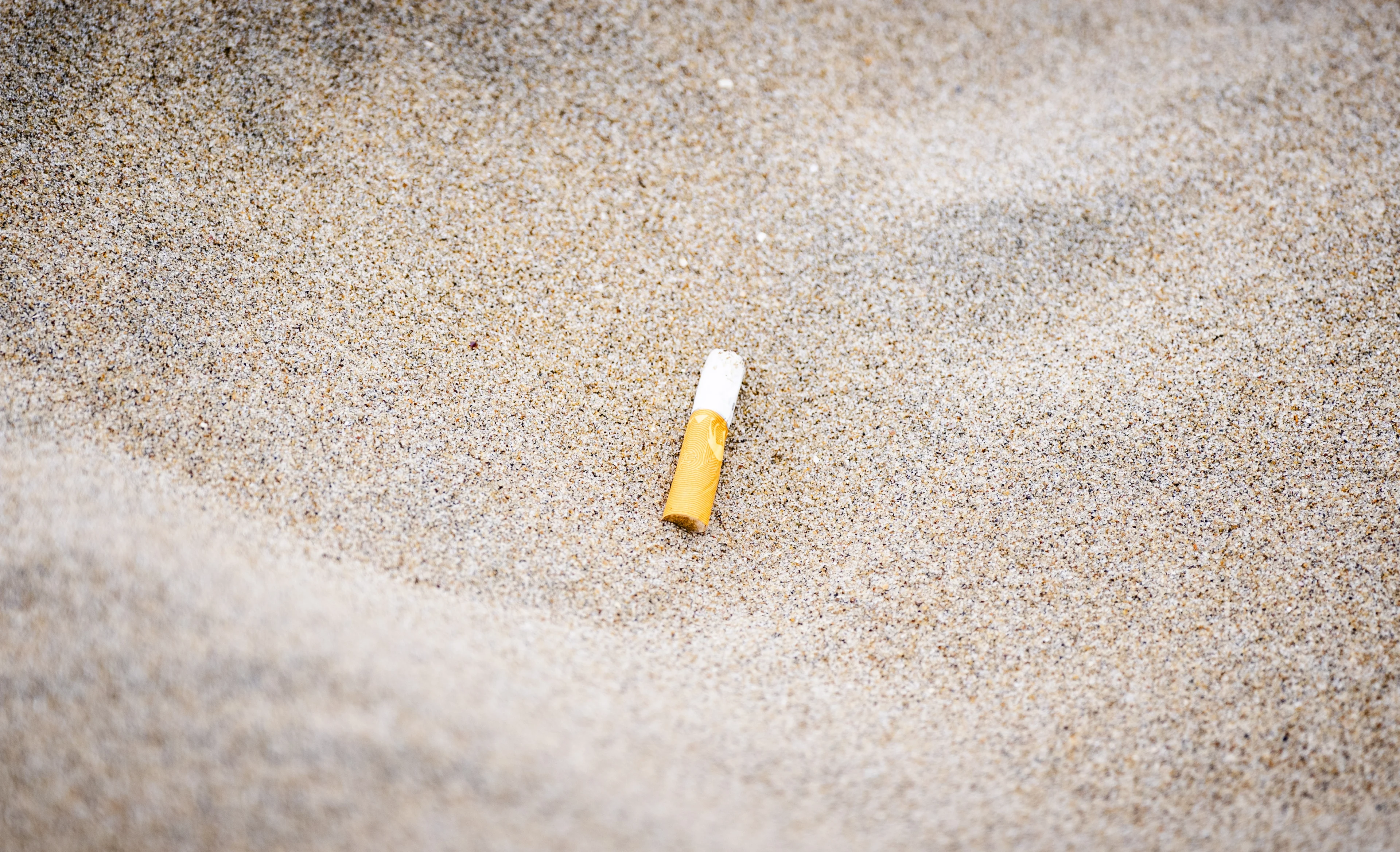 Rookvrije zones op strand uitgebreid: deze zomer mag je ook hier niet meer roken