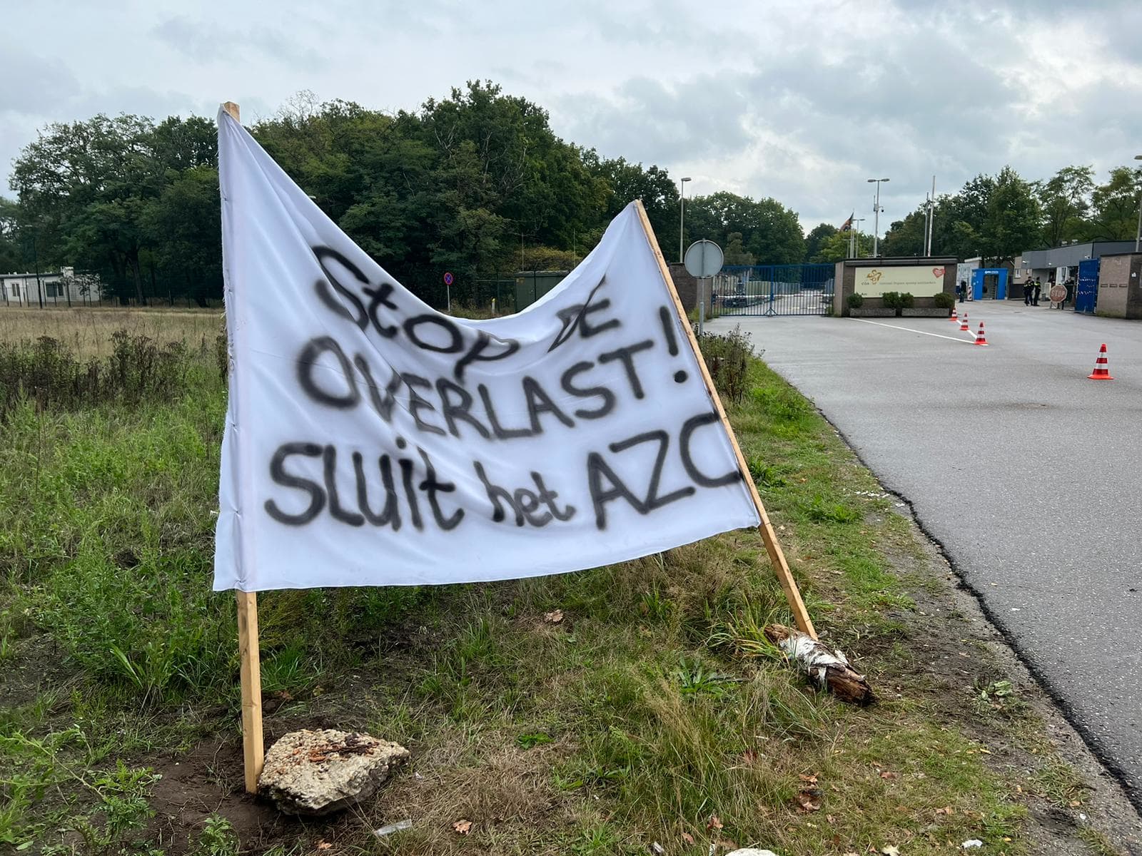 Tientallen mensen demonstreren tegen openhouden azc in Budel: 'Geef ons dorp terug'