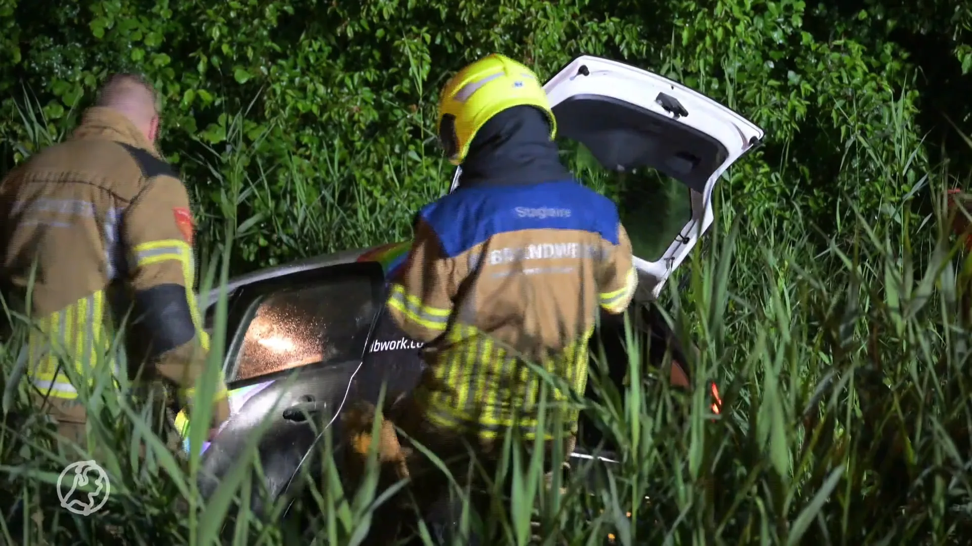 Auto in sloot: 'voorbijganger springt water in en redt bestuurder'