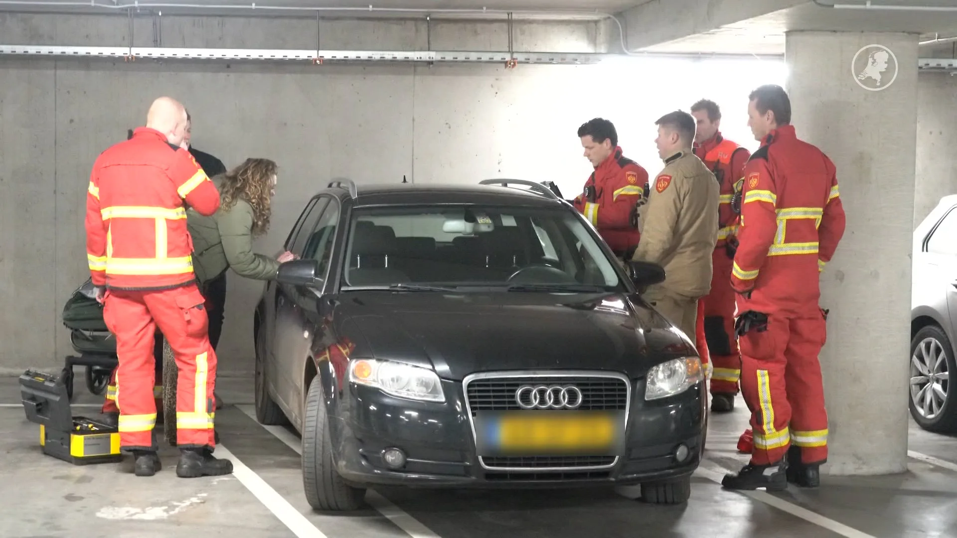 'Jong kind zit vast in de auto, brandweer schiet te hulp'