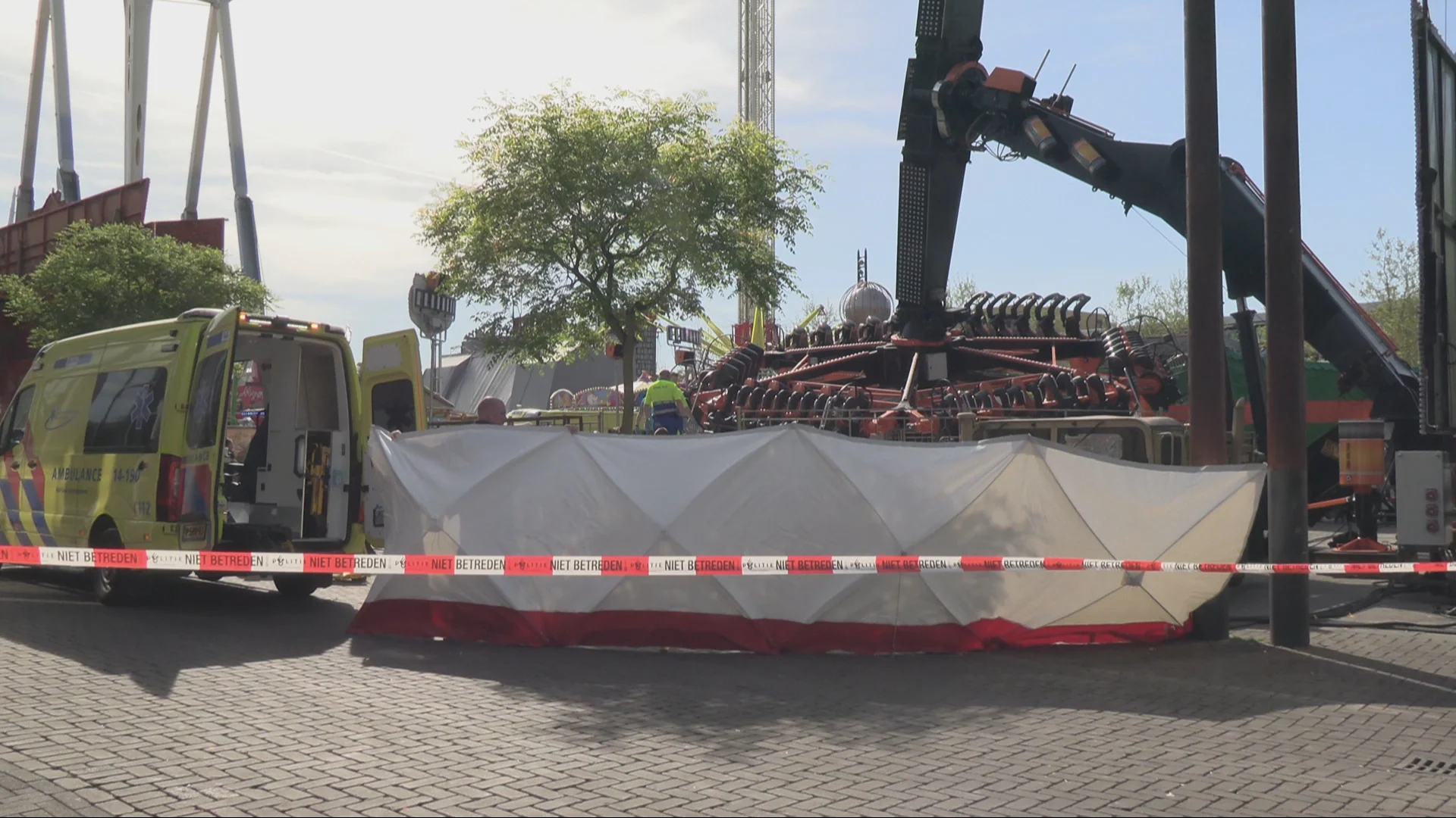 Drama op kermis Hilversum: meisje (14) valt acht meter naar beneden uit attractie
