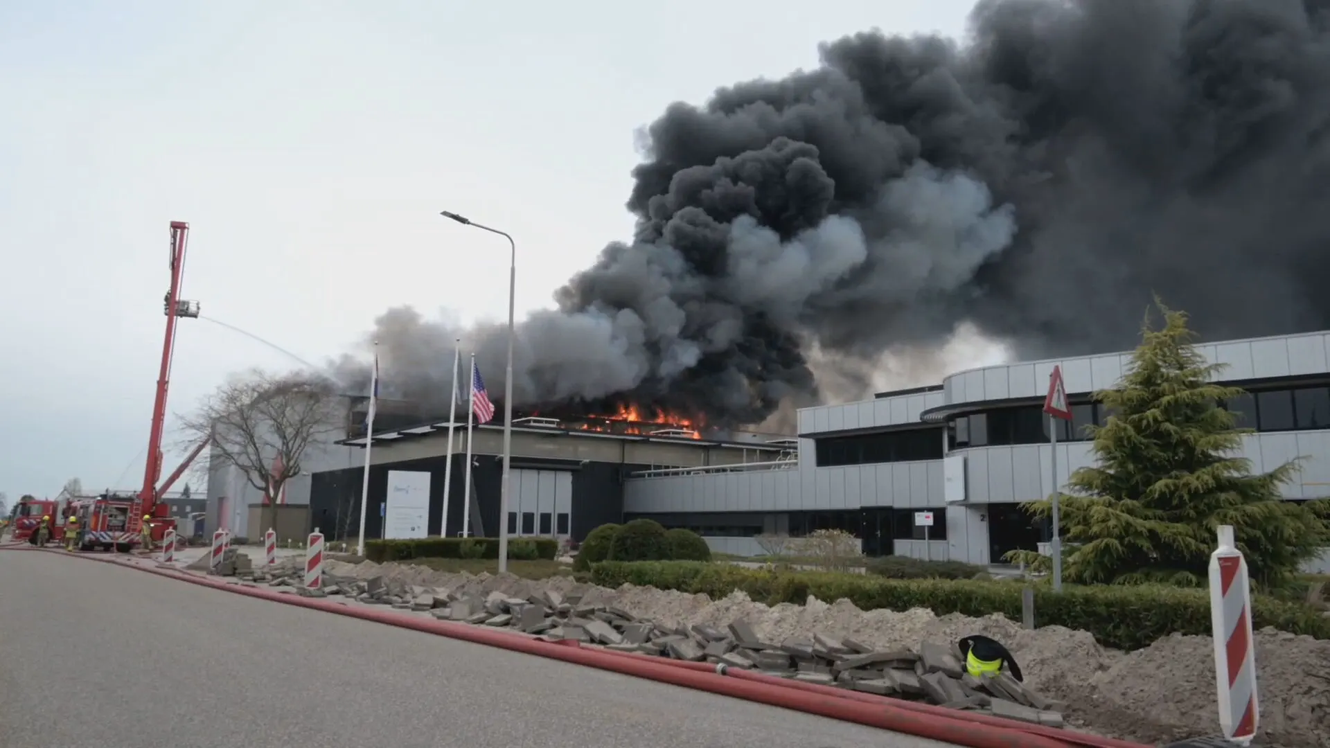 Grote brand in Etten-Leur, mogelijk schadelijke rookwolken door verbrand plastic