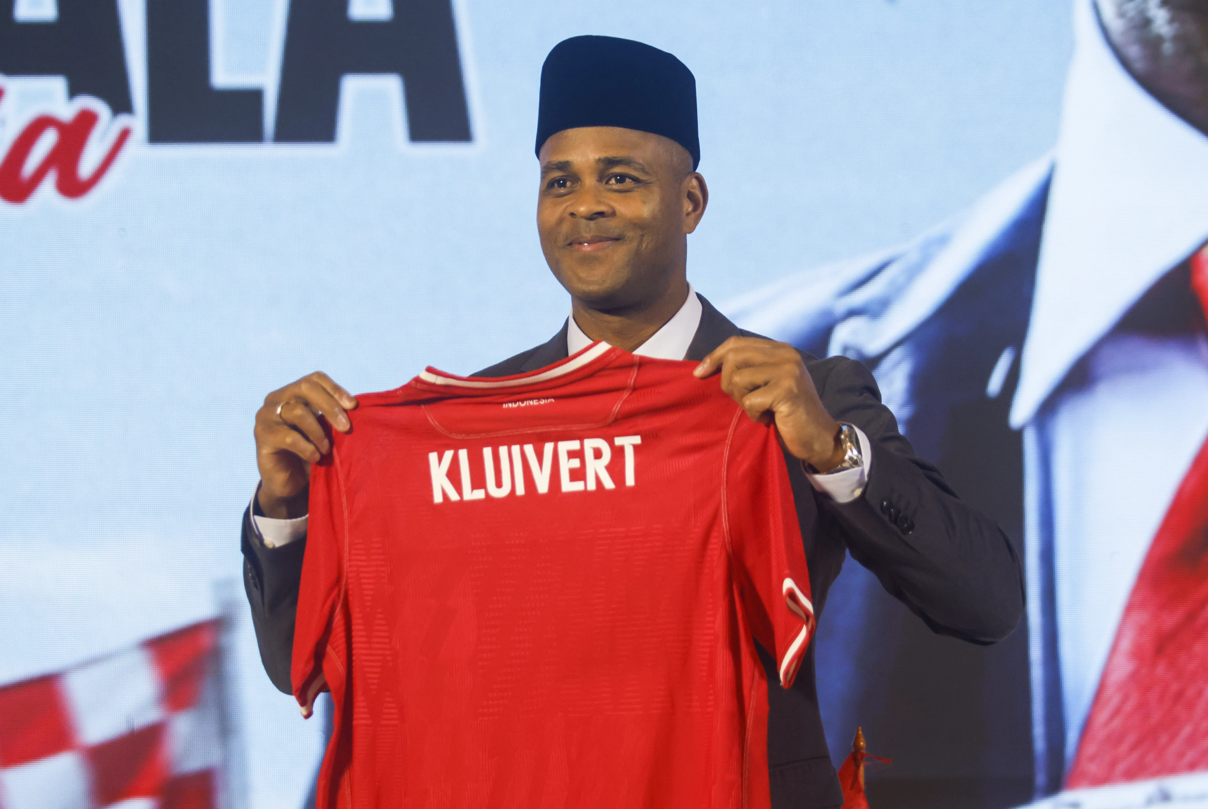 Patrick Kluivert gepresenteerd als bondscoach Indonesië: 'Vier finales tot aan WK'
