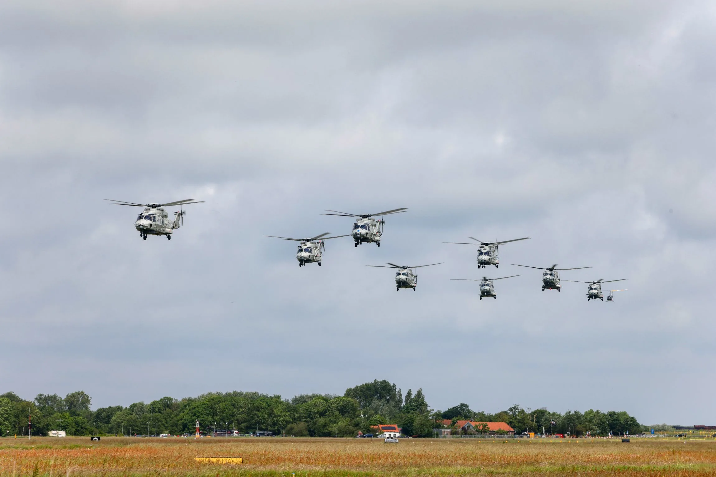 Unieke beelden: meerdere gevechtshelikopters maken tocht over ons land
