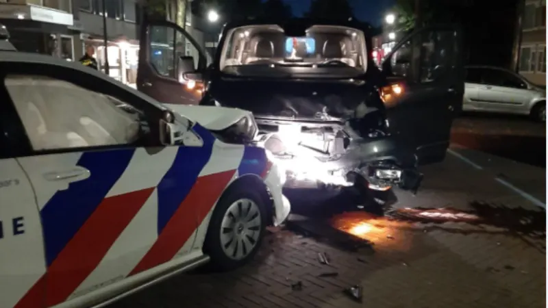 Dollemansrit door Utrecht eindigt met frontale botsing op politieauto
