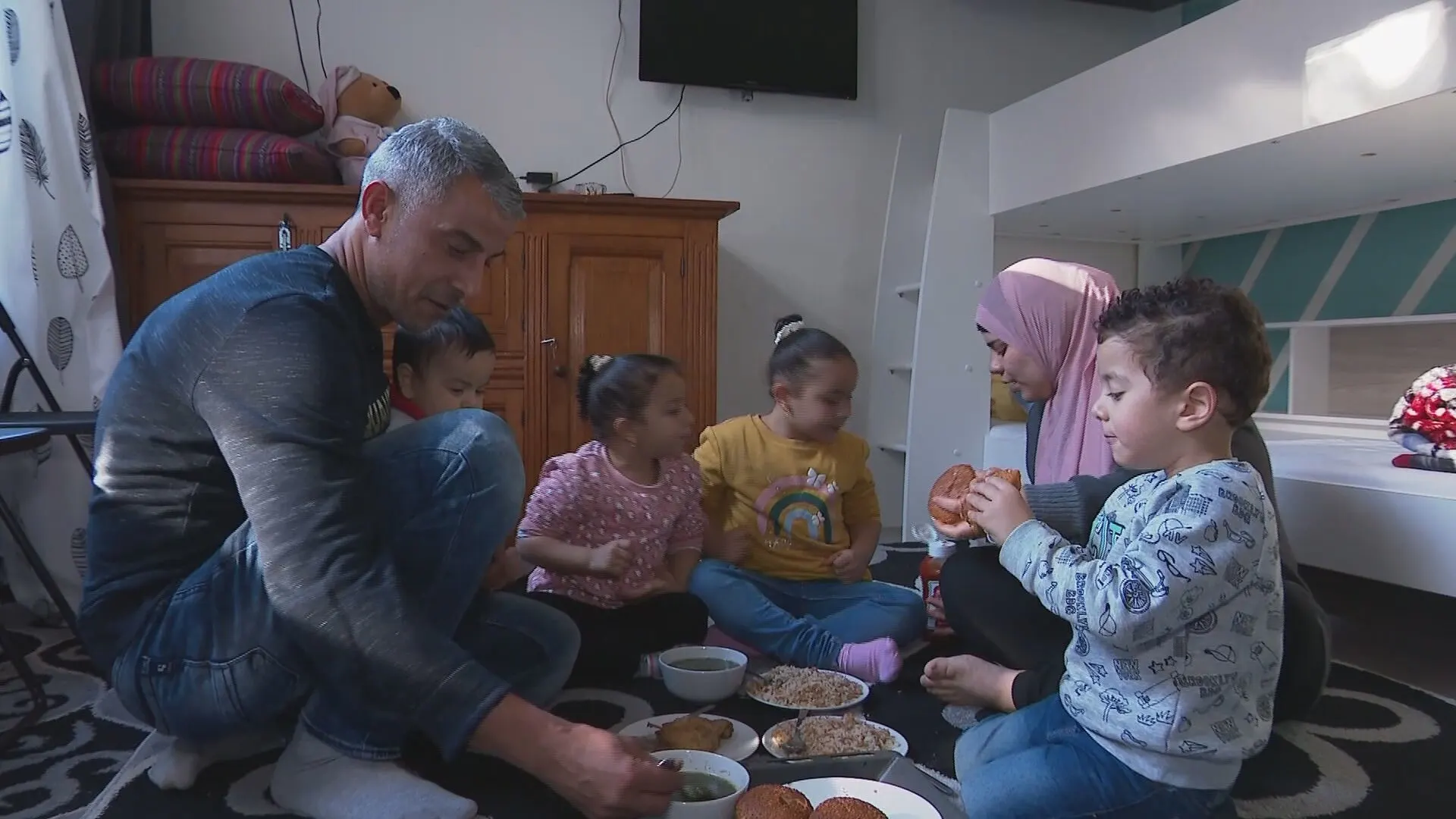 'Achterlijke moslim' Abdelhamid woont met vier kinderen en zijn vrouw in veel te klein huis, maar verhuizen is geen optie